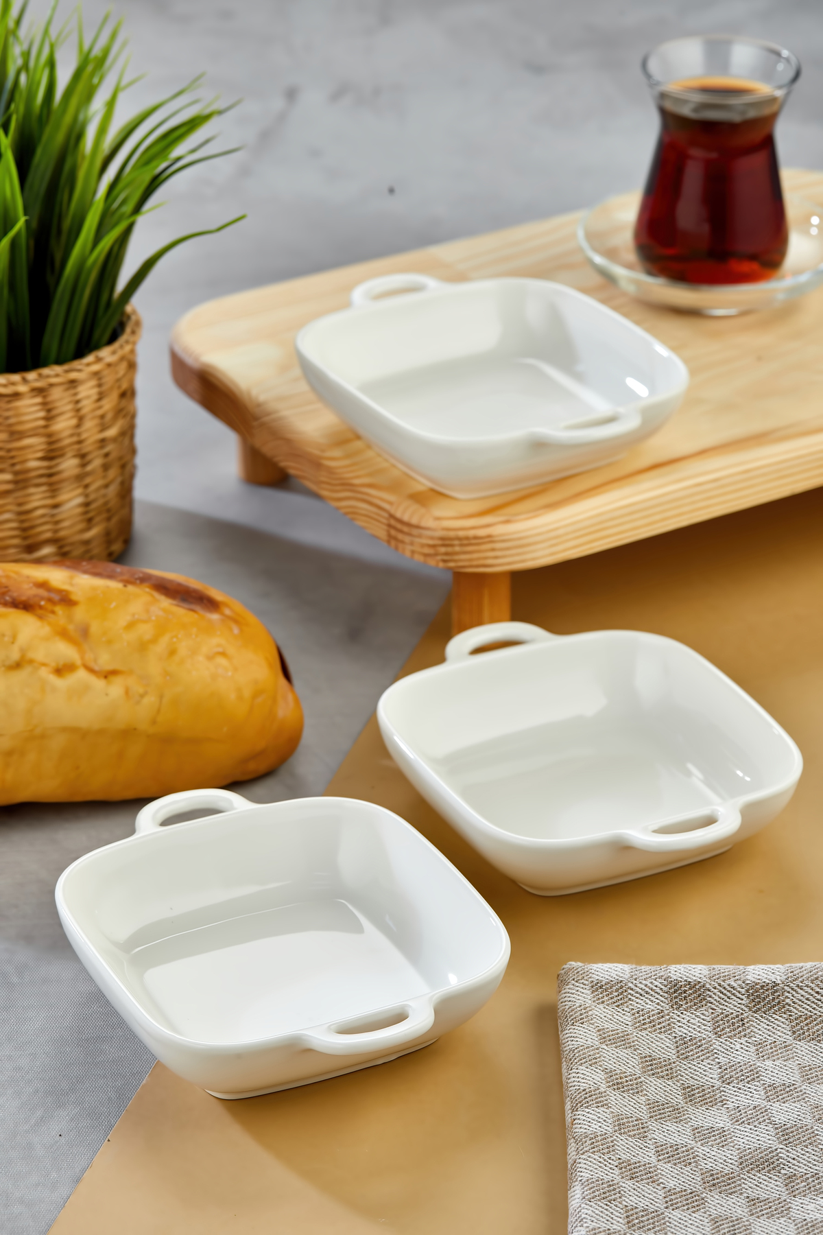 3'lü Porselen Kulplu Kare Sunum ve Meze Kasesi 15x12x3,5 cm – Şık 3'lü Porselen Kulplu Kare Sunum ve Meze Kasesi 15x12x3,5 cm – Şık