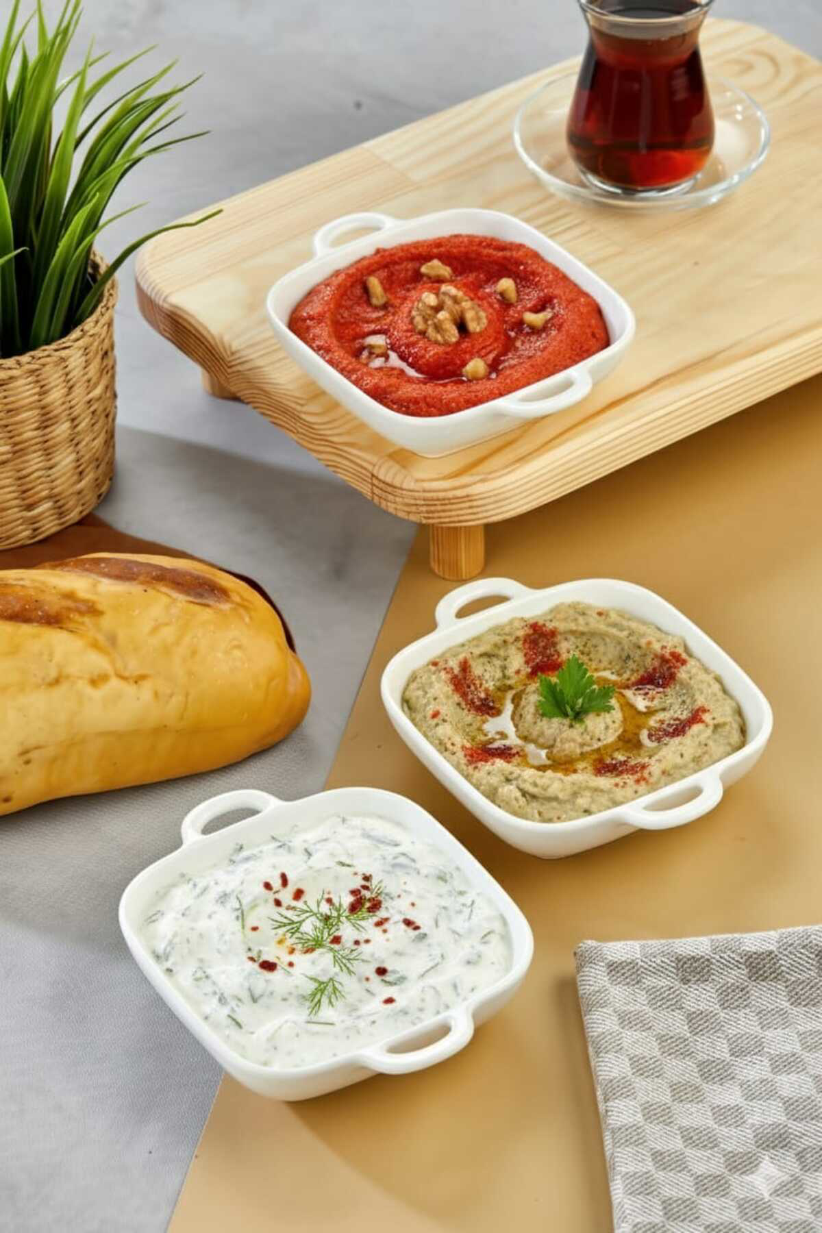 3'lü Porselen Kulplu Kare Sunum ve Meze Kasesi 15x12x3,5 cm – Şık 3'lü Porselen Kulplu Kare Sunum ve Meze Kasesi 15x12x3,5 cm – Şık