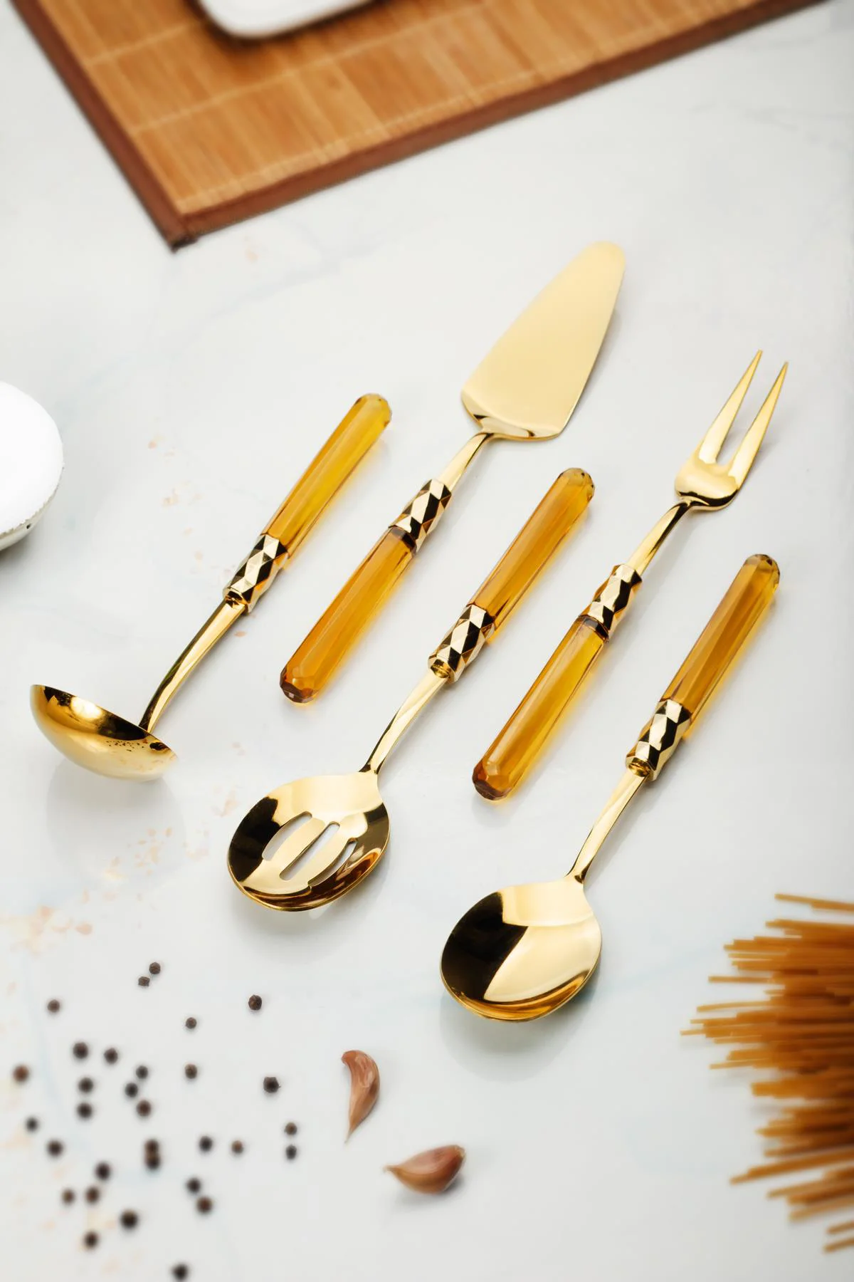 5 Parça Gold Servis Seti & Servis Sunum Seti Amber ( Kepçe / Kevgir / Sıpatula / Çatal / Kaşık ) 5 Parça Gold Servis Seti & Servis Sunum Seti Amber ( Kepçe / Kevgir / Sıpatula / Çatal / Kaşık )