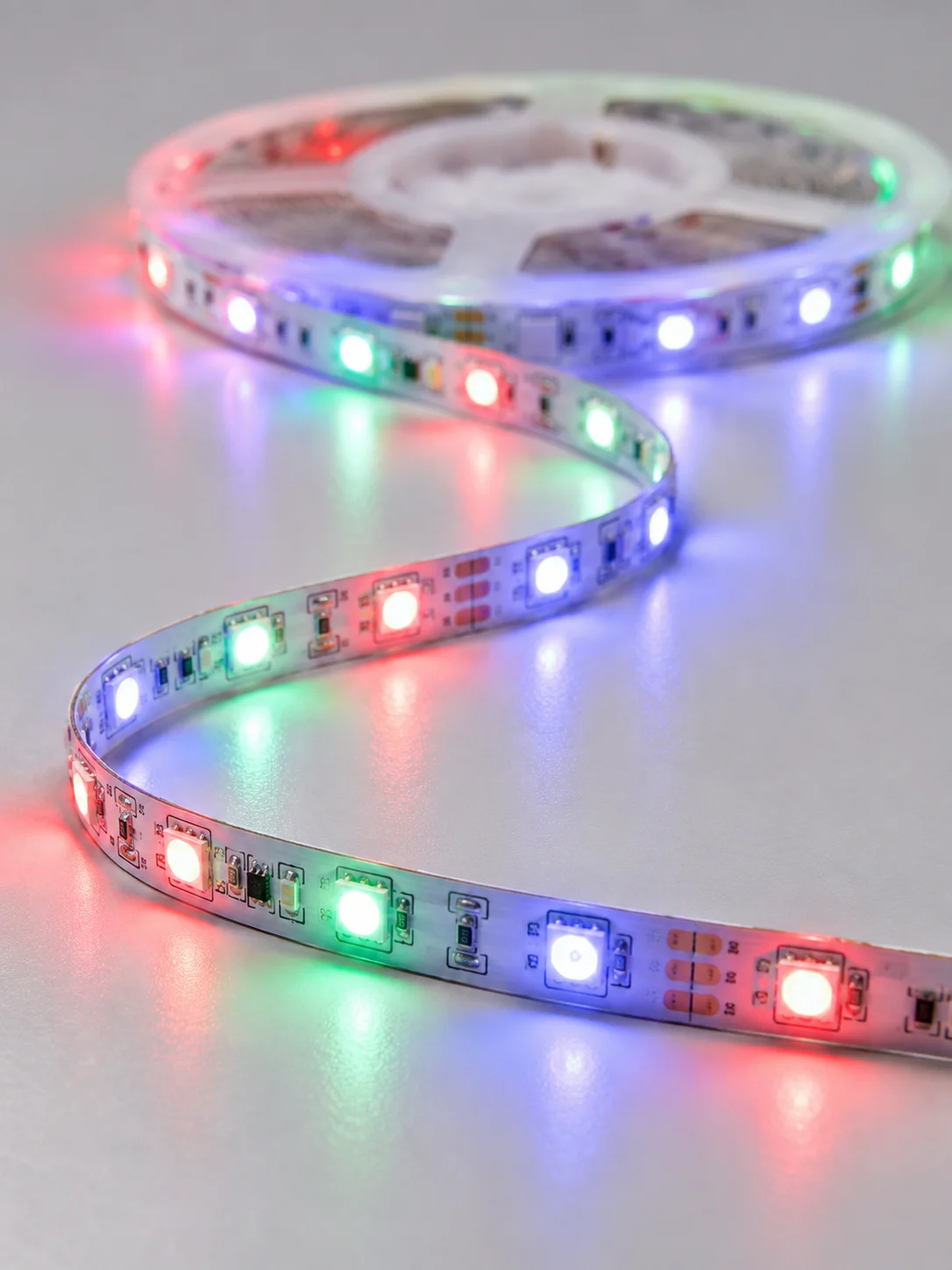 5M RGB Şerit LED Seti 12V 2835 SMD Kumandalı Ev Oda ve Dekoratif Ambiyans Aydınlatma 5M RGB Şerit LED Seti 12V 2835 SMD Kumandalı Ev Oda ve Dekoratif Ambiyans Aydınlatma