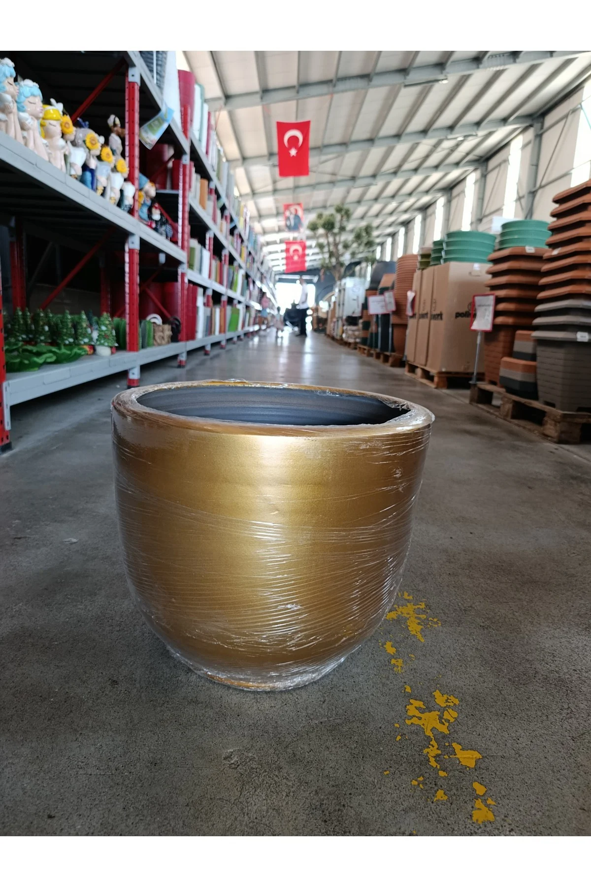 60 Litre Hafif Beton Gold Dekoratif Taş Saksı 60 Litre Hafif Beton Gold Dekoratif Taş Saksı
