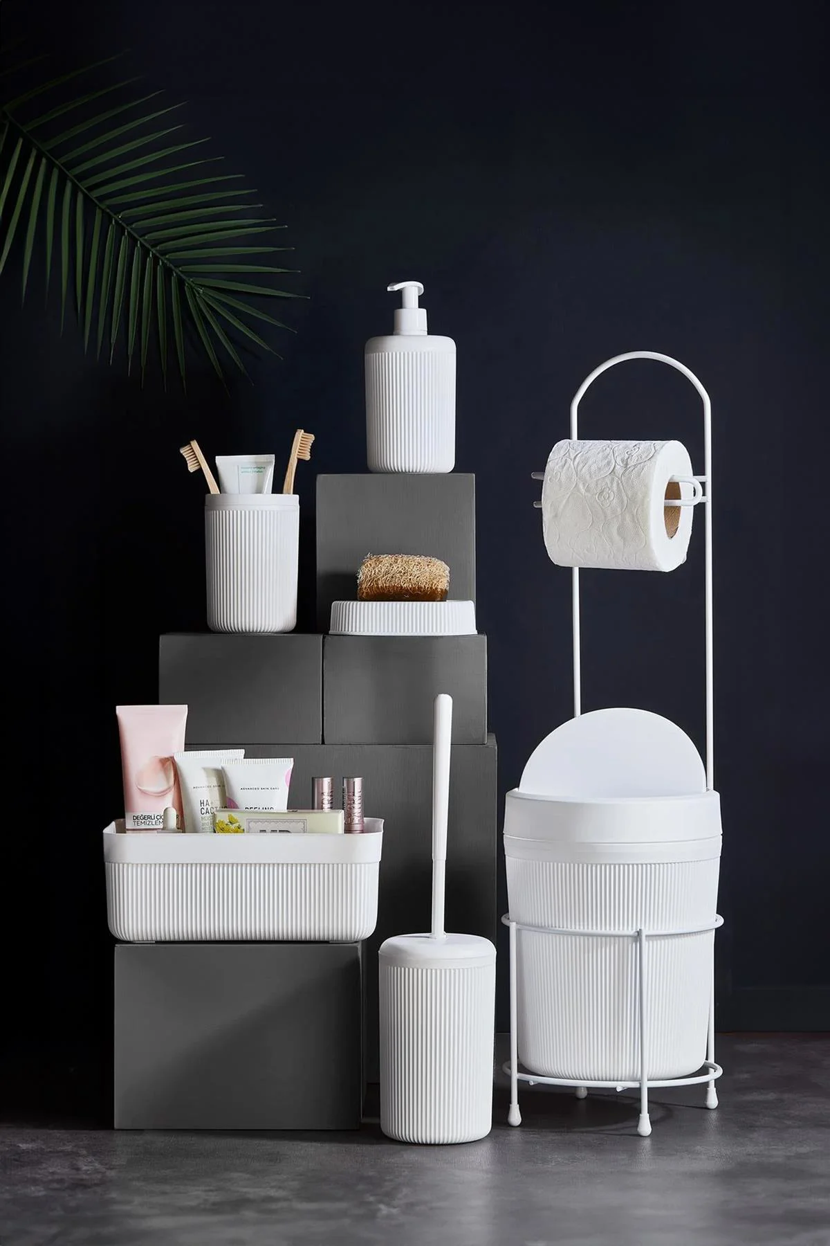 7 Parça Beyaz Banyo Seti Metal Stantlı Kovalı Wc Kağıtlık Kozmetik Kutusu Diş Fırçalık Ve Sabunlukla 7 Parça Beyaz Banyo Seti Metal Stantlı Kovalı Wc Kağıtlık Kozmetik Kutusu Diş Fırçalık Ve Sabunlukla