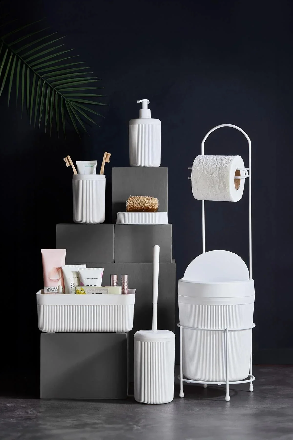 7 Parça Beyaz Banyo Seti Metal Stantlı Kovalı Wc Kağıtlık Kozmetik Kutusu Diş Fırçalık Ve Sabunlukla 7 Parça Beyaz Banyo Seti Metal Stantlı Kovalı Wc Kağıtlık Kozmetik Kutusu Diş Fırçalık Ve Sabunlukla