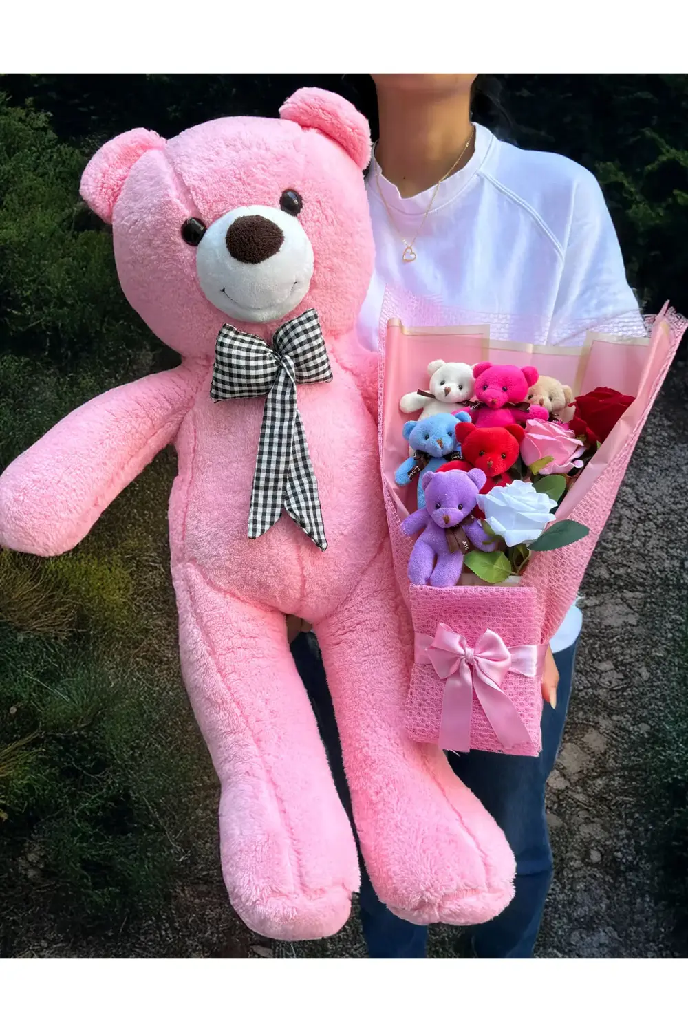 80cm Pembe Ayıcık ve Rengarenk Güllü Ayıcıklı Buket - Arkadaşa He