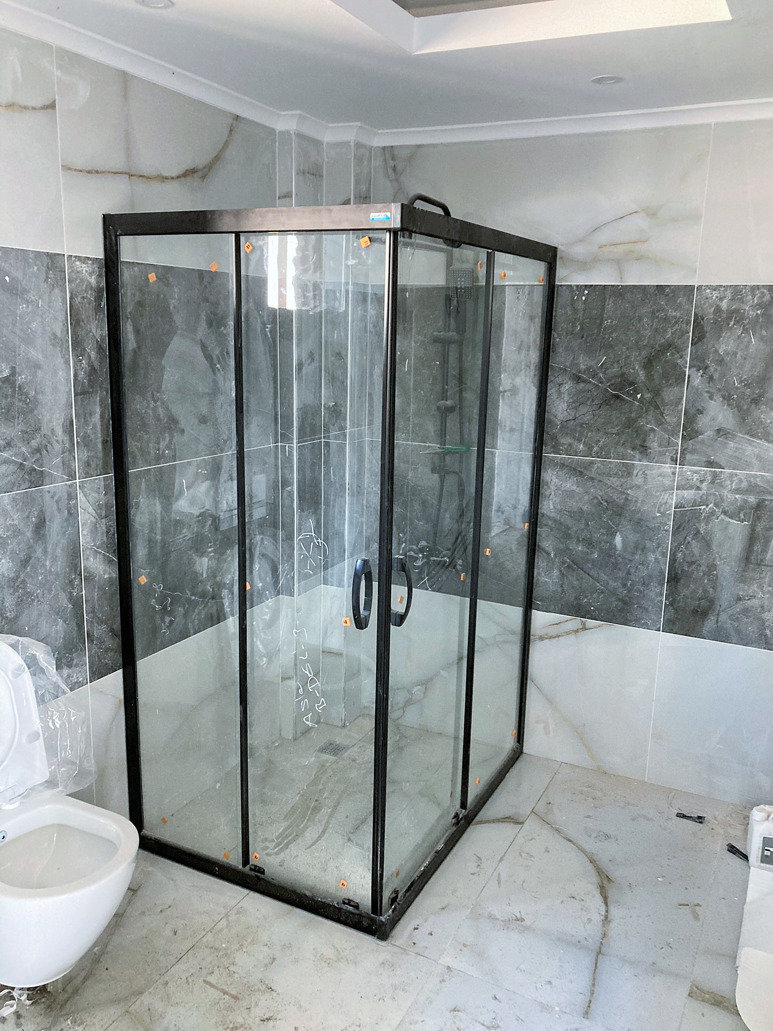 90*90 KÖŞE GİRİŞ SİYAH PROFİL ŞEFFAF CAM
