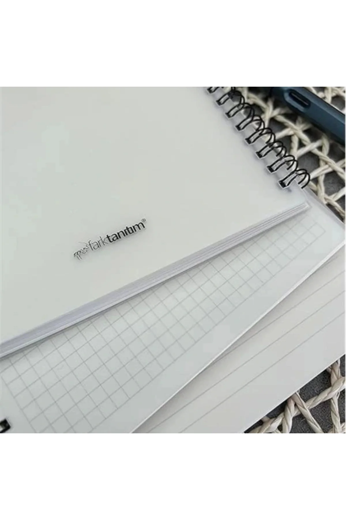 A5 (15x21cm) Boyutunda Şeffaf Kapağa Sahip Yırtılmaz Su Geçirmez Spiralli 60 Yapraklı