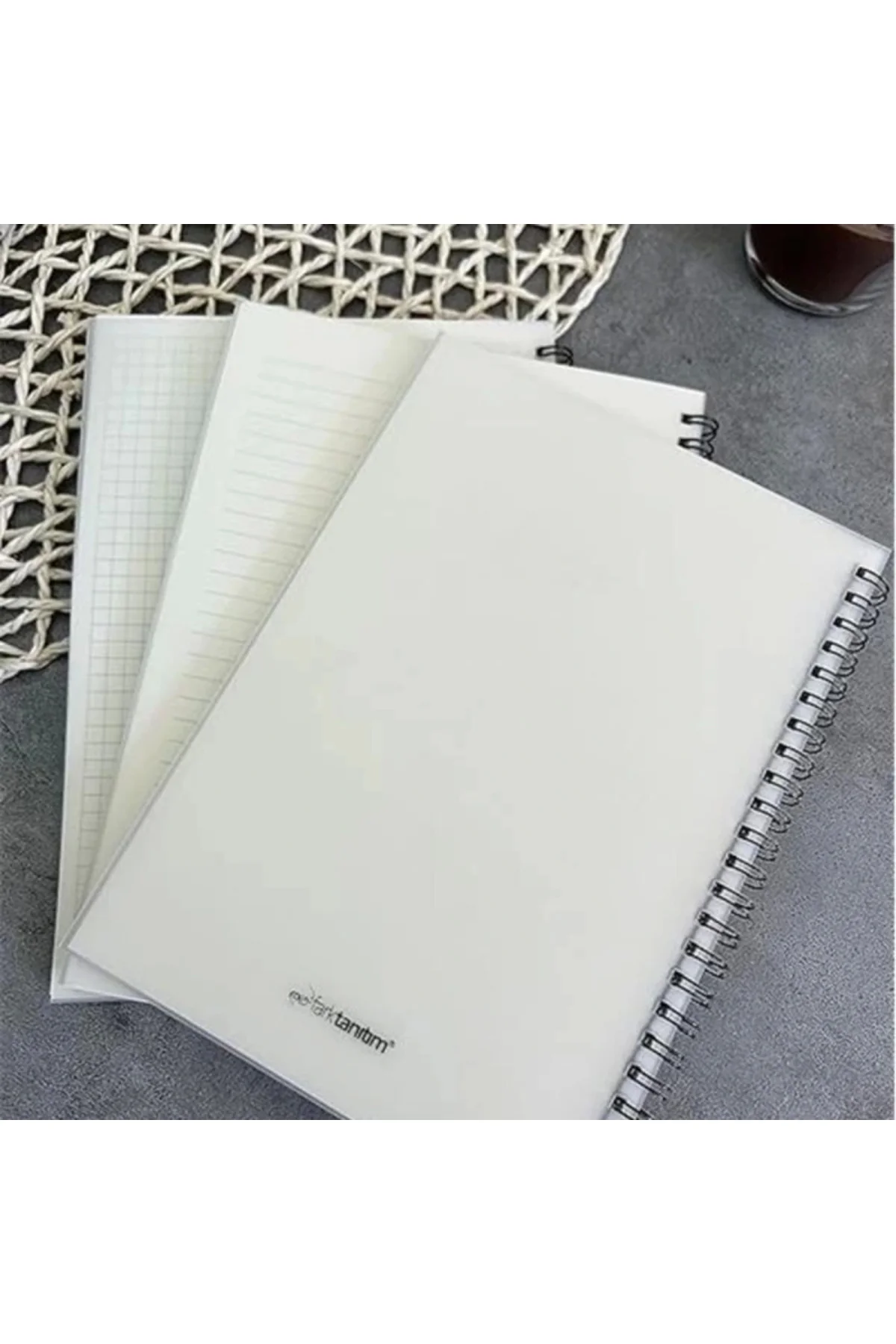 A5 (15x21cm) Boyutunda Şeffaf Kapağa Sahip Yırtılmaz Su Geçirmez Spiralli 60 Yapraklı