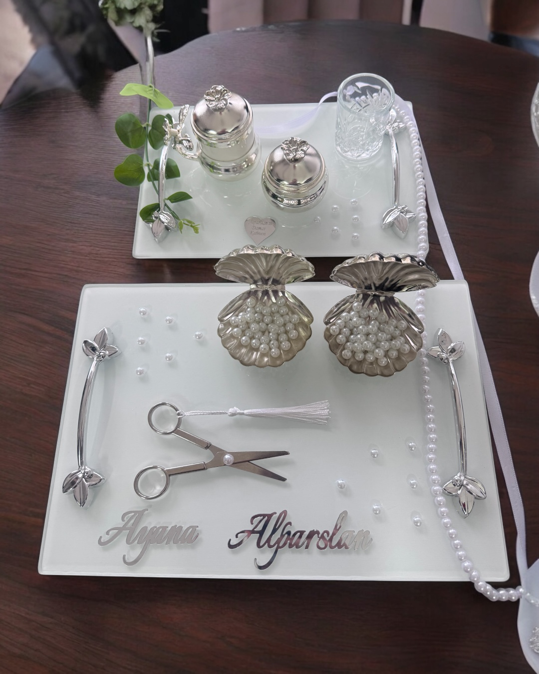 Adore Gümüş Beyaz İncili Söz Tepsisi Nişan Tepsisi ve Damat Kahve
