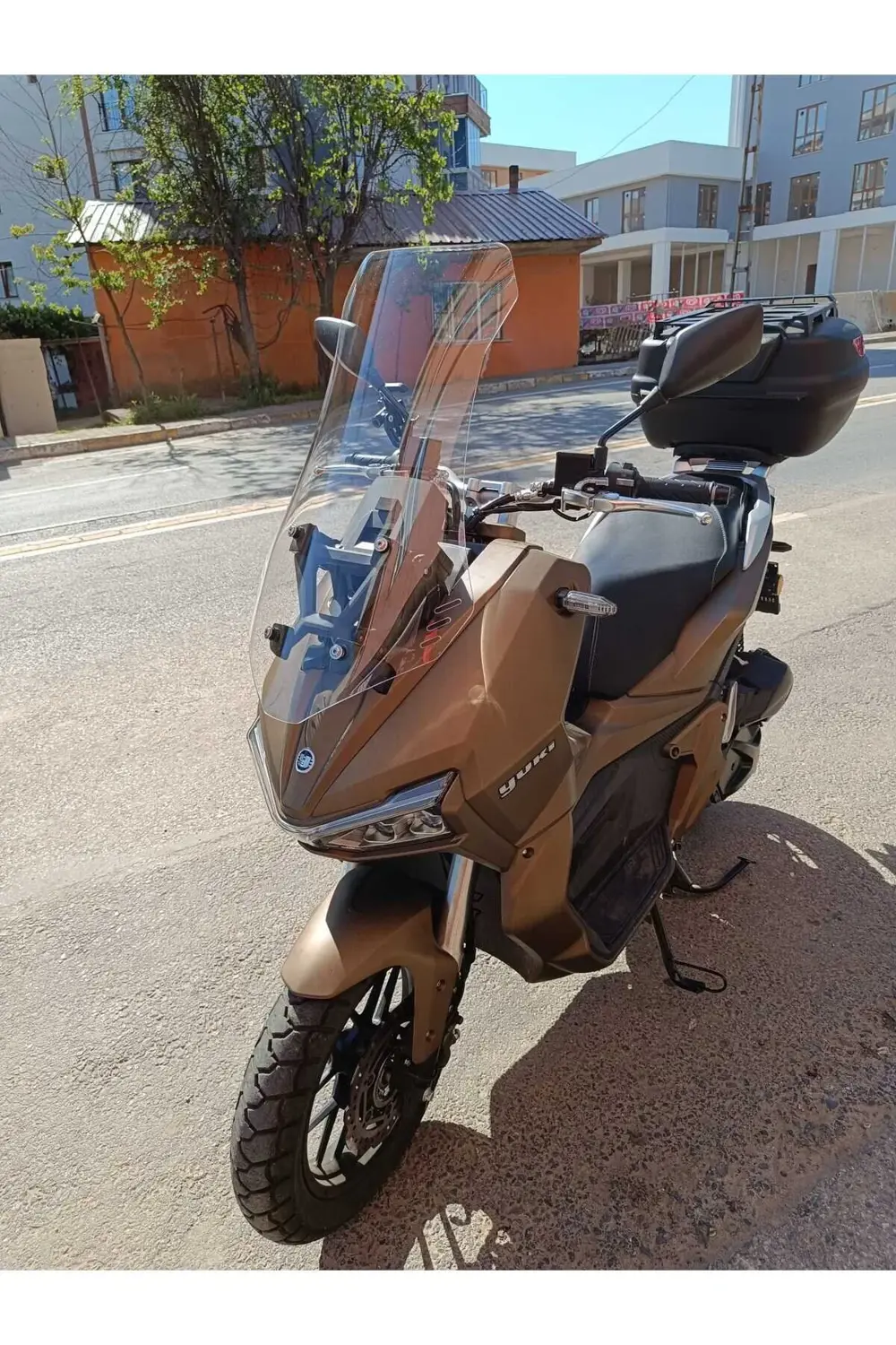 Adventure 150 Ön Cam 2021 2024 Model 55cm Şeffaf Renkli 4mm KISA Adventure 150 Ön Cam 2021 2024 Model 55cm Şeffaf Renkli 4mm KISA