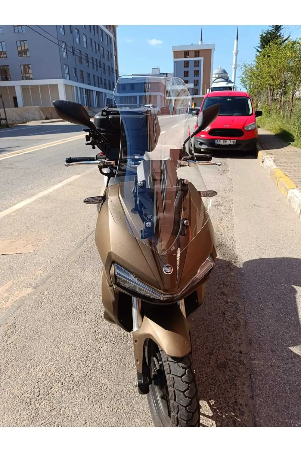 Adventure 150 Ön Cam 2021 2024 Model 55cm Şeffaf Renkli 4mm KISA Adventure 150 Ön Cam 2021 2024 Model 55cm Şeffaf Renkli 4mm KISA