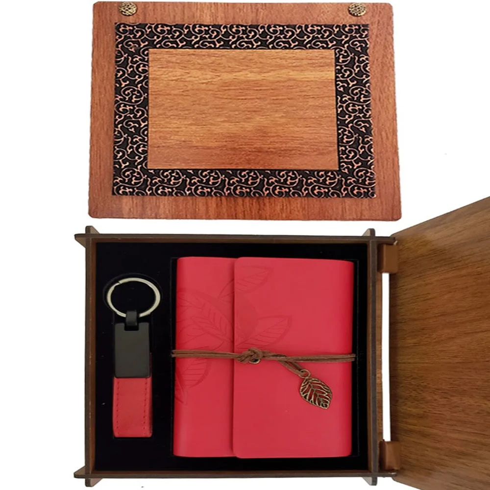 Ahşap Kutulu Kırmızı Deri Defter ve Anahtarlık Set Ahşap Kutulu Kırmızı Deri Defter ve Anahtarlık Set