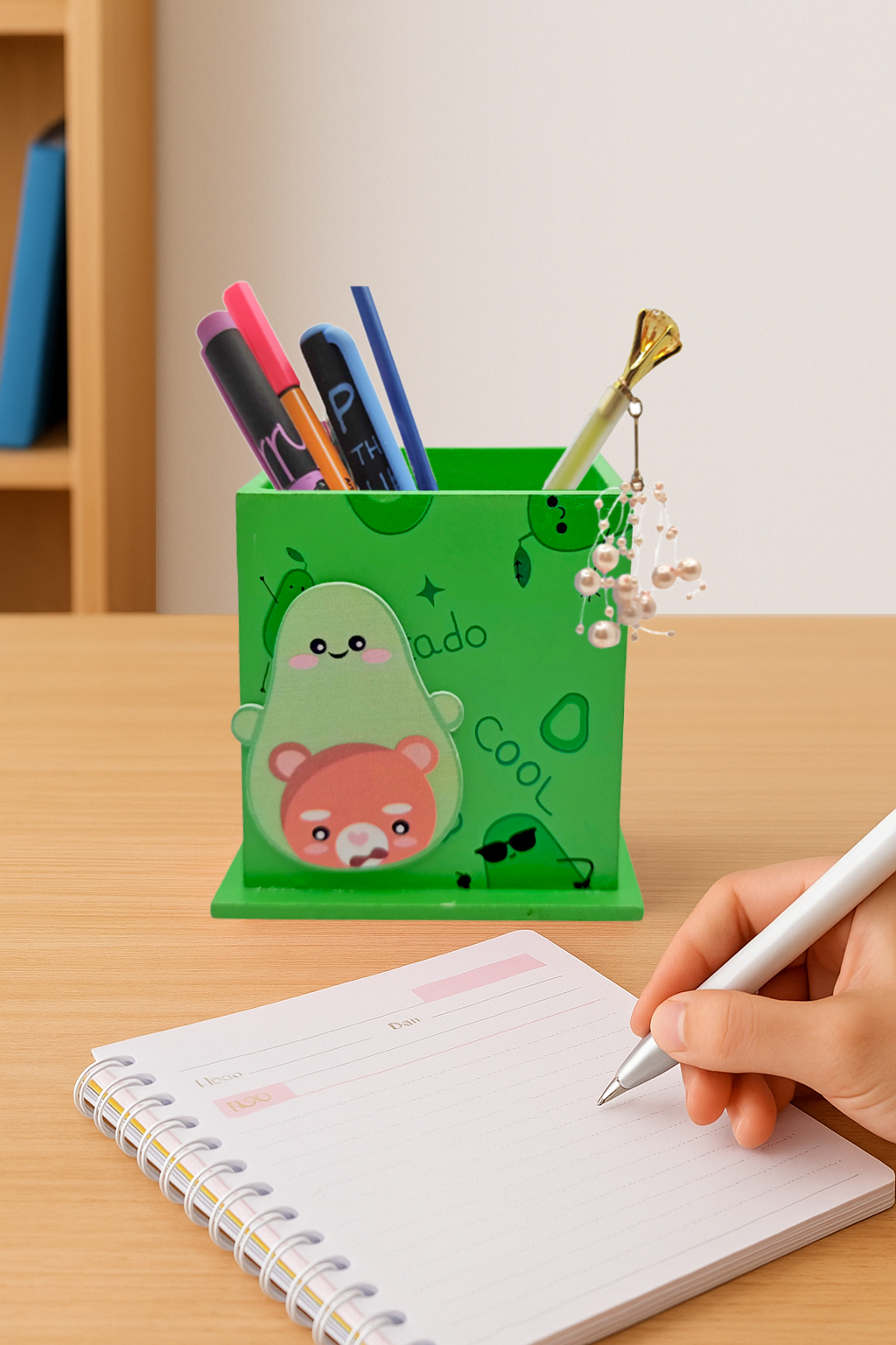 Ahşap Masaüstü Kalemlik Sevimli Avakado Ayıcık Cool Desenli Yeşil