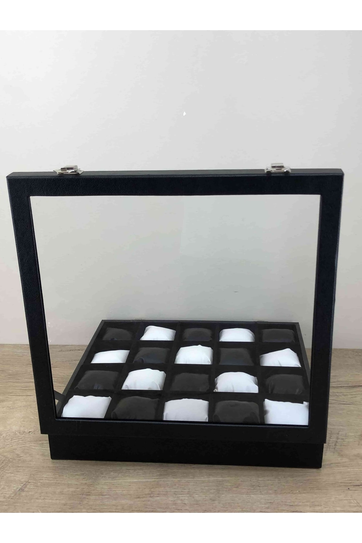 Ahşap Üzeri Deri Kaplama İçi Kadife 20 Gözlü Siyah Beyaz Yastıklı