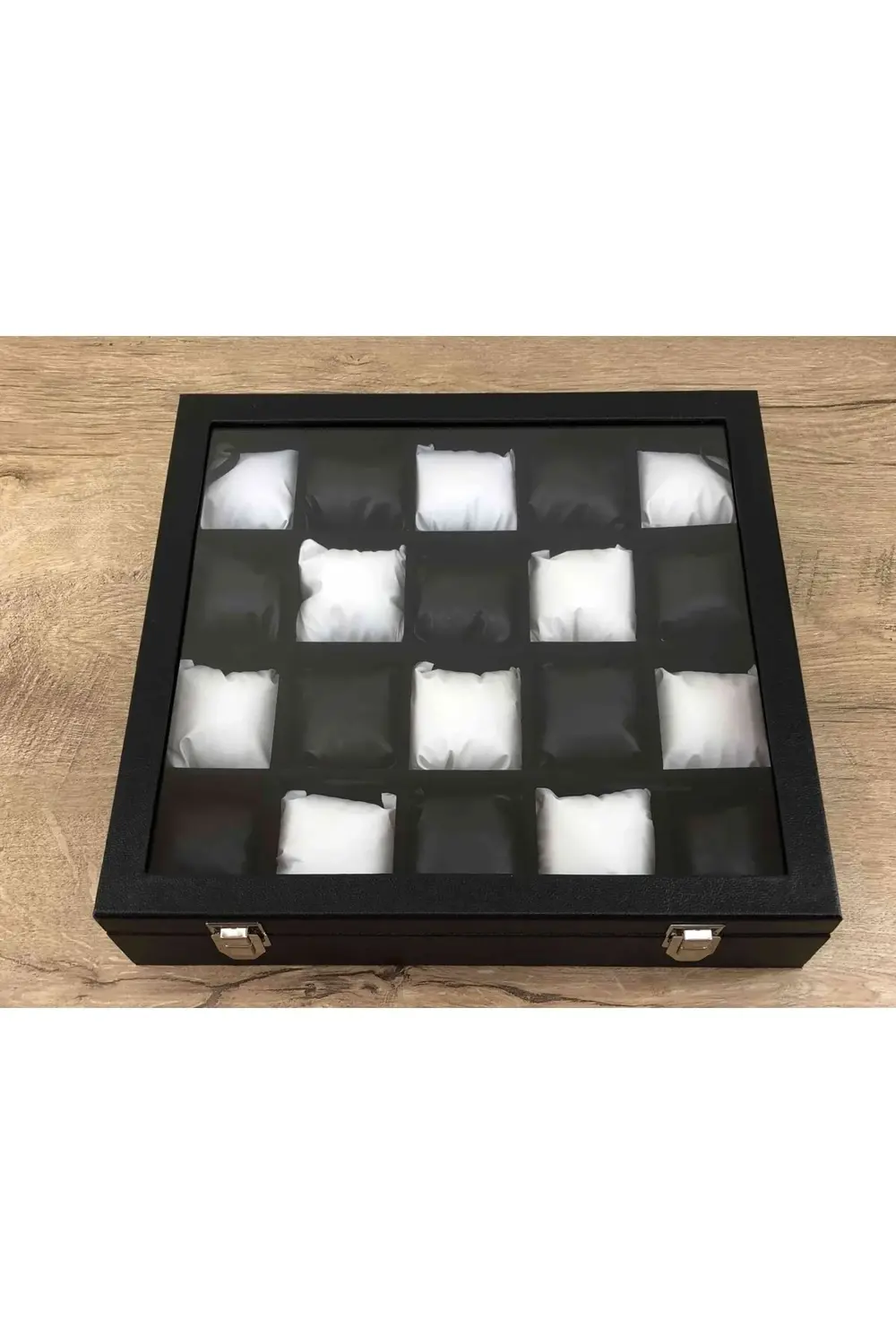 Ahşap Üzeri Deri Kaplama İçi Kadife 20 Gözlü Siyah Beyaz Yastıklı