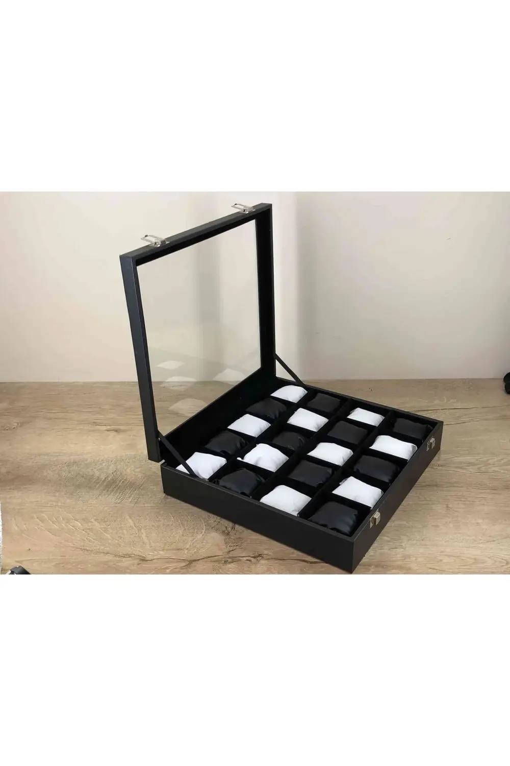 Ahşap Üzeri Deri Kaplama İçi Kadife 20 Gözlü Siyah Beyaz Yastıklı