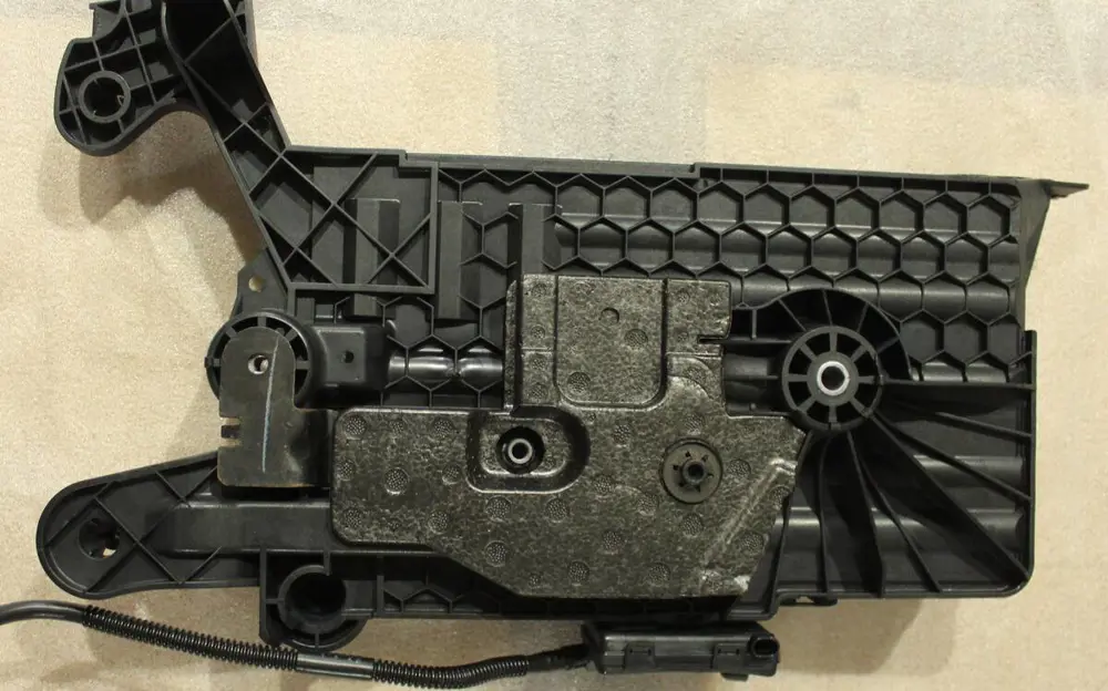 Akü Alt Plastik Tablası (VW Orjinal)(5Q0915331J)(Golf 7)