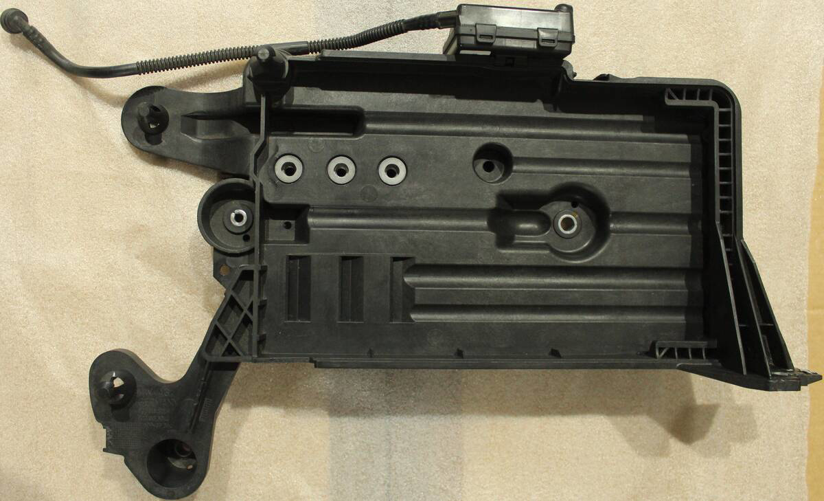 Akü Alt Plastik Tablası (VW)(5Q0915331J)(Golf 7)