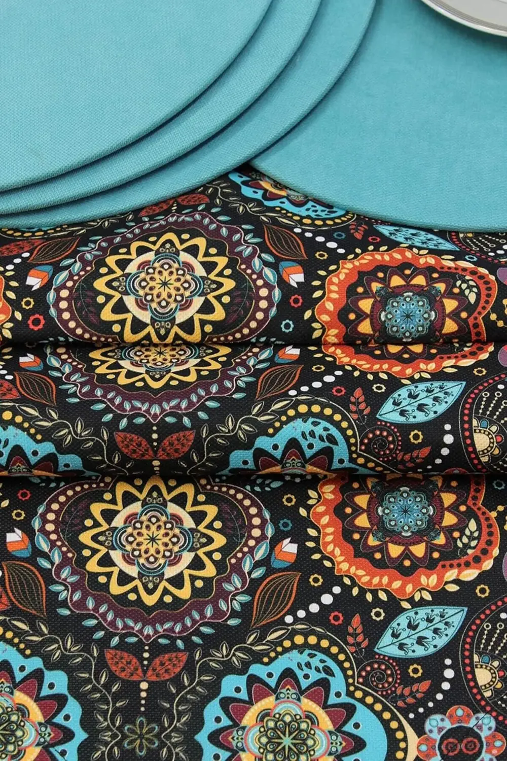 Alaca Renk Karışık Motif Desenli Siyah Arka Plan Dijital Baskılı