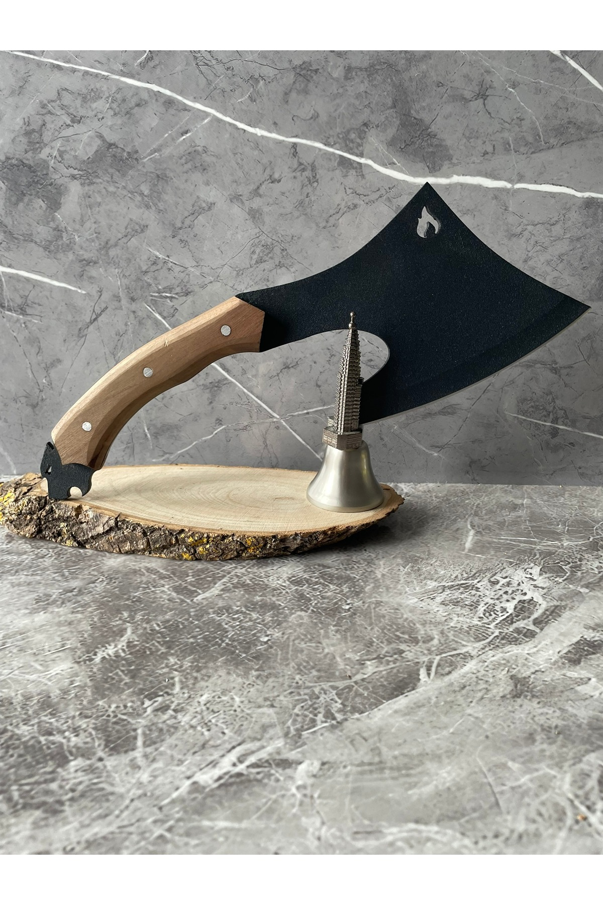 Alev Desenli Karbon Çelik Aslan Başlı Ceviz Kabzeli Kılıflı Kamp 