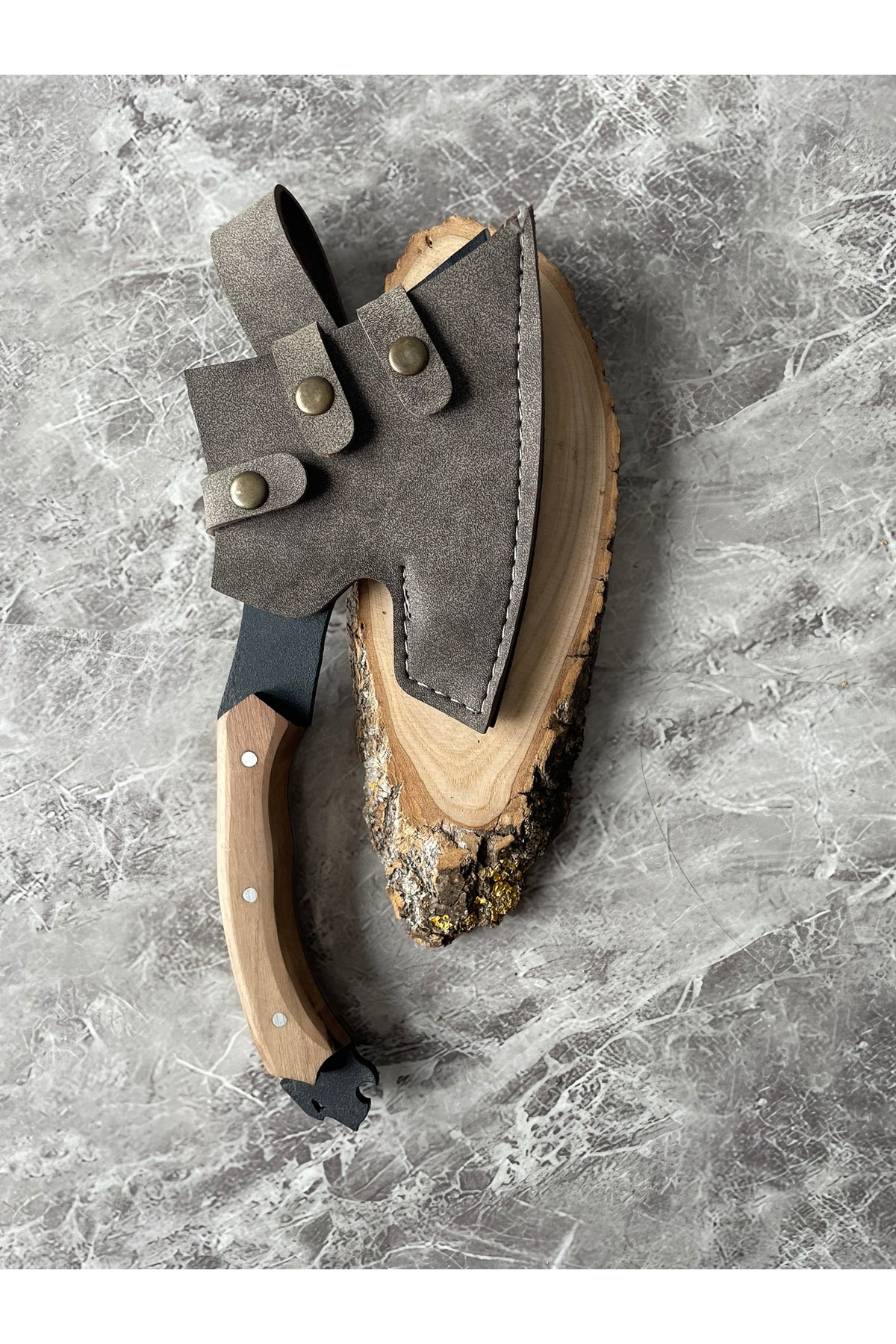 Alev Desenli Karbon Çelik Aslan Başlı Ceviz Kabzeli Kılıflı Kamp 