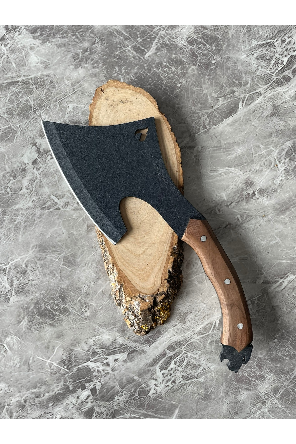 Alev Desenli Karbon Çelik Aslan Başlı Ceviz Kabzeli Kılıflı Kamp 