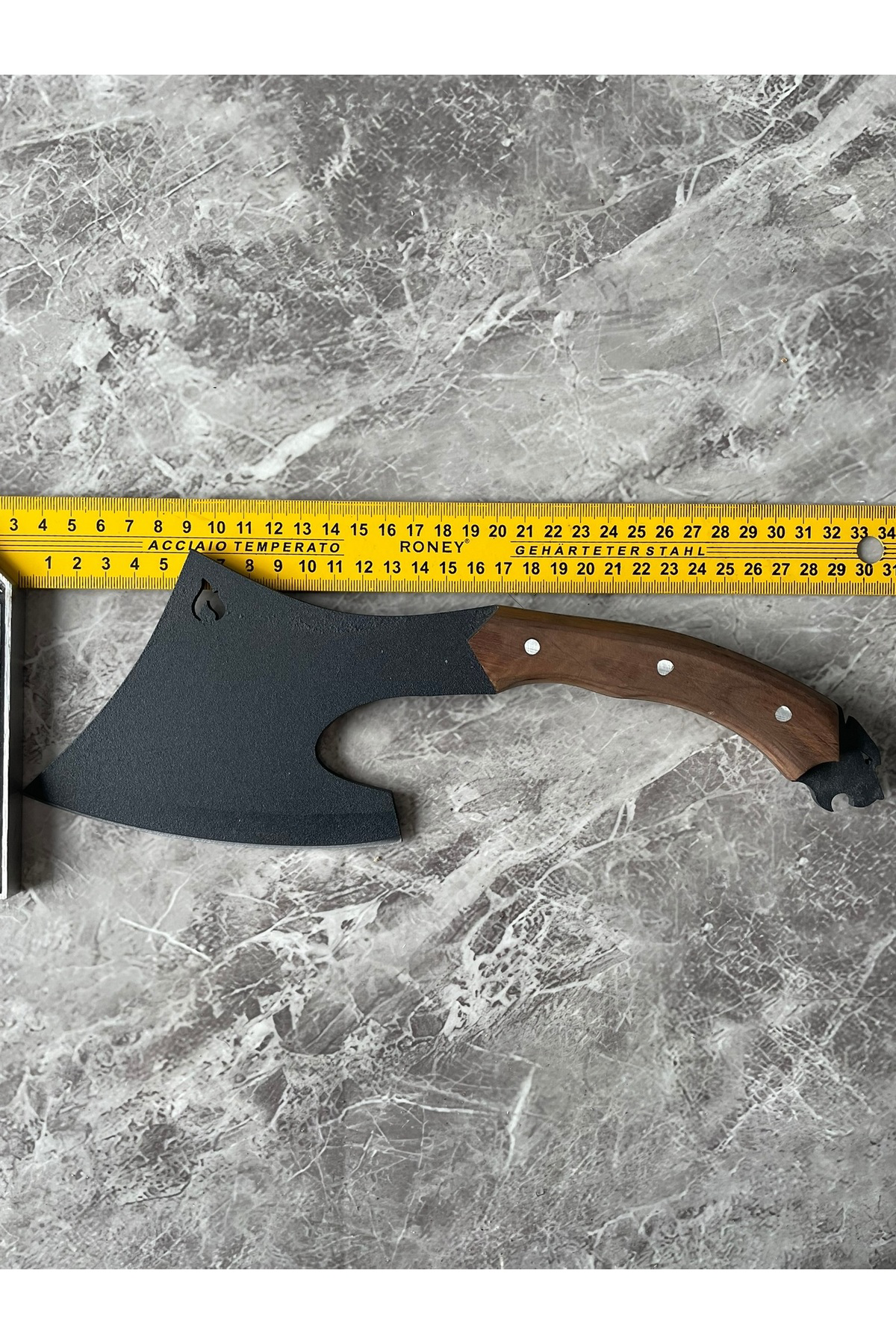 Alev Desenli Karbon Çelik Aslan Başlı Ceviz Kabzeli Kılıflı Kamp 