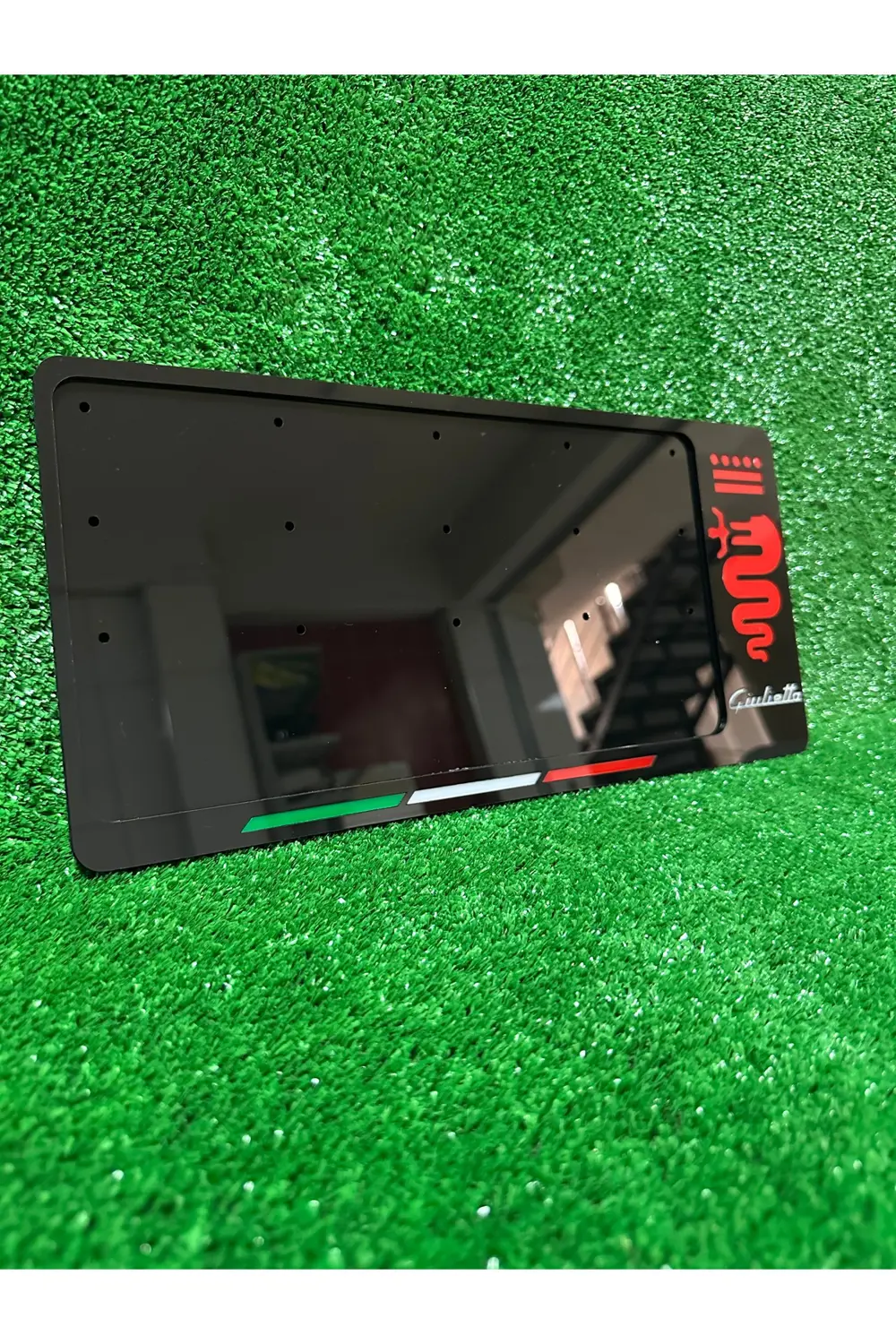 Alfa Romeo Giulietta ÖN TAMPON ÇIKINTISINI KAPATAN KARE PLAKAYA U