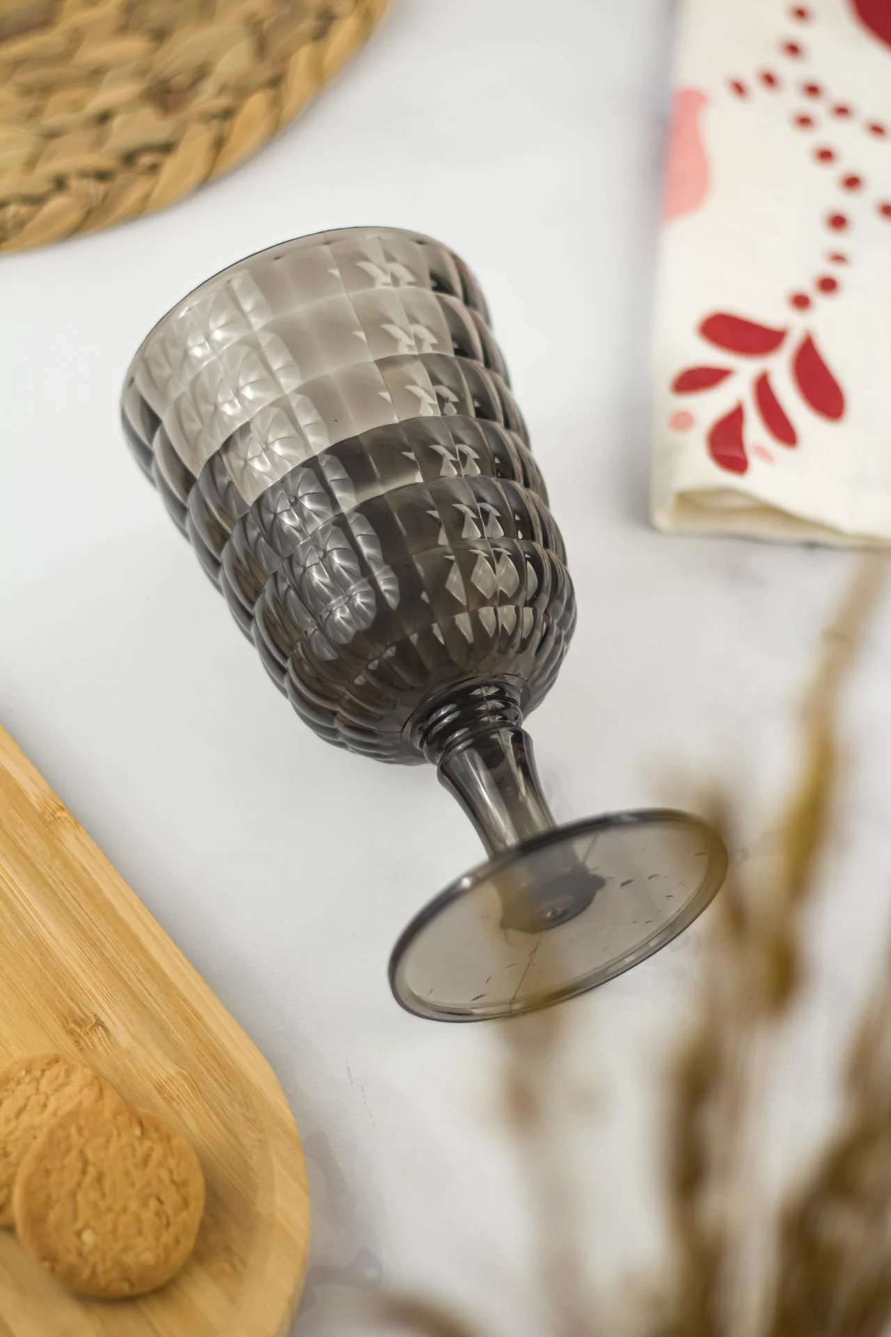 Allegra Füme Akrilik Kadeh Bardak – 450 ml Kırılmaz, BPA İçermez, Cam Görünümlü