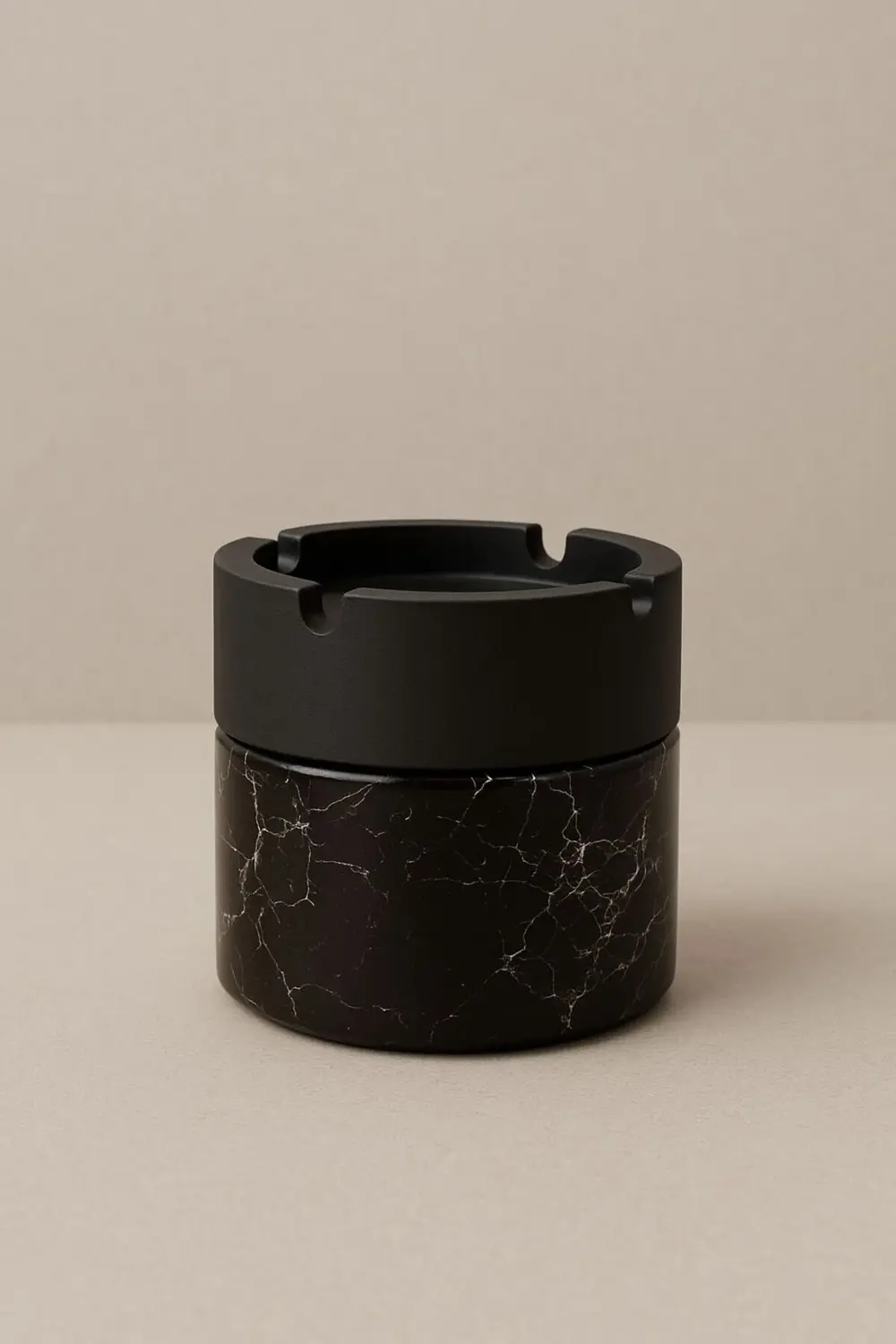 Altı Cam Hazneli Siyah Kapaklı Küllük – Kaydırmaz Tabanlı Şık Tas