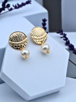 Tükkan Accessories Altin Kaplama Desenli Yuvarlak Plaka İnci Küpe-İnkü18