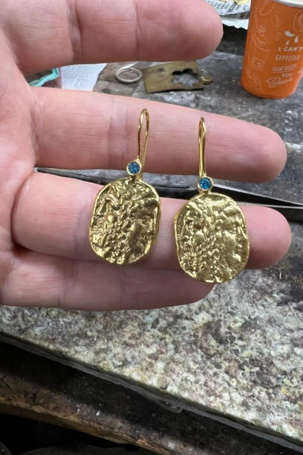 Altın Kaplama Mavi Akuamarin Zirkon Taşlı Dokulu Oval Sallantılı 