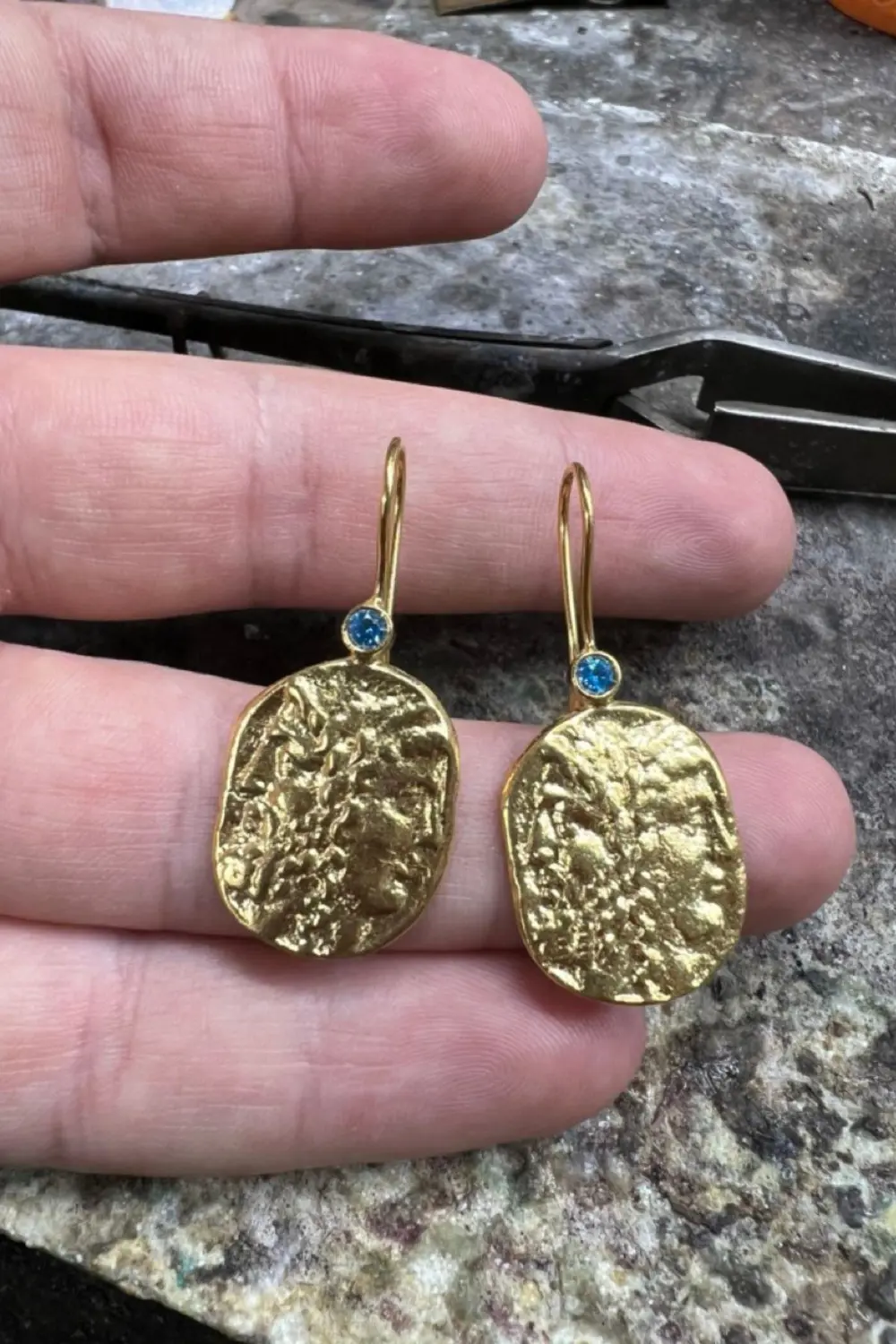 Altın Kaplama Mavi Akuamarin Zirkon Taşlı Dokulu Oval Sallantılı 