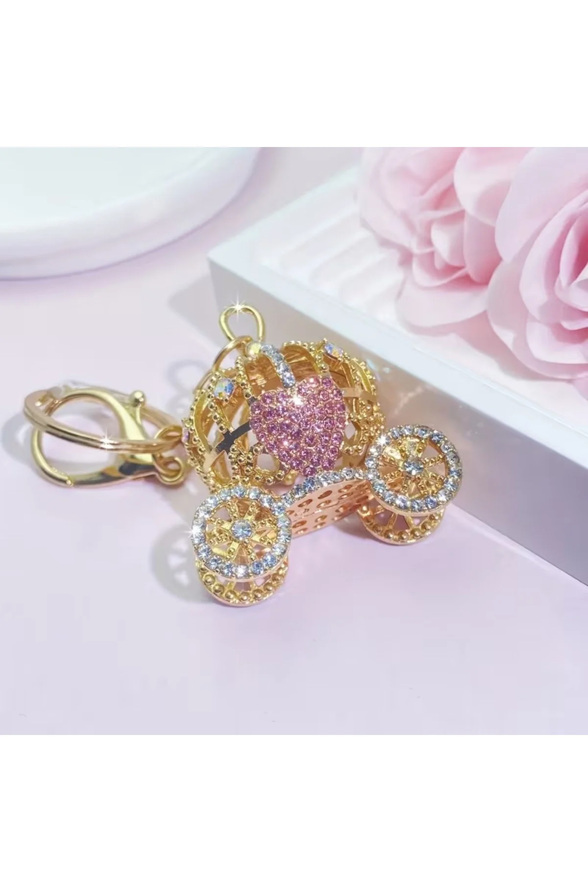 Altın Sarısı Kaplama, Pembe Taşlı Kalp Motifli, Zirkon Taşlı Prenses Arabası Charm ve Anahtarlık Altın Sarısı Kaplama, Pembe Taşlı Kalp Motifli, Zirkon Taşlı Prenses Arabası Charm ve Anahtarlık - Görsel 2