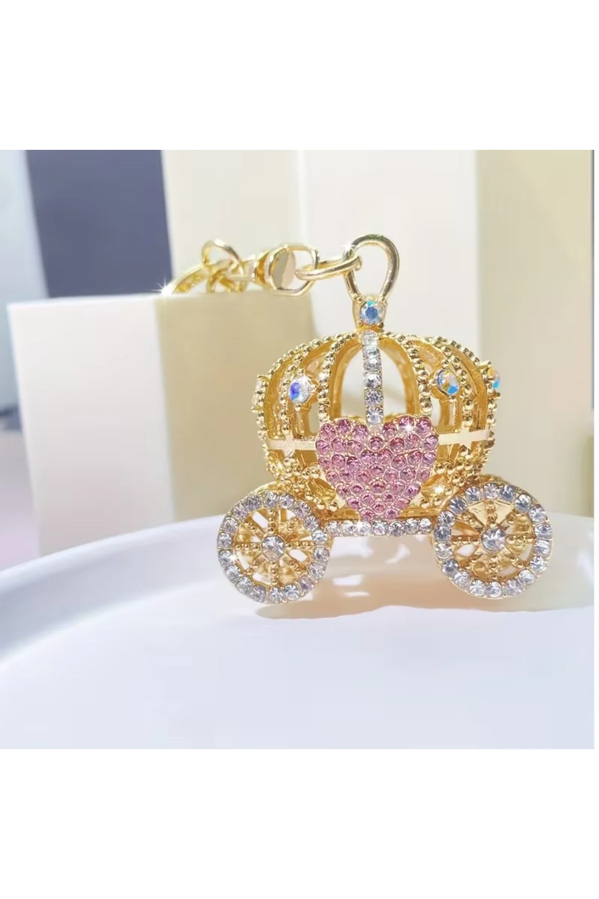 Altın Sarısı Kaplama, Pembe Taşlı Kalp Motifli, Zirkon Taşlı Prenses Arabası Charm ve Anahtarlık Altın Sarısı Kaplama, Pembe Taşlı Kalp Motifli, Zirkon Taşlı Prenses Arabası Charm ve Anahtarlık