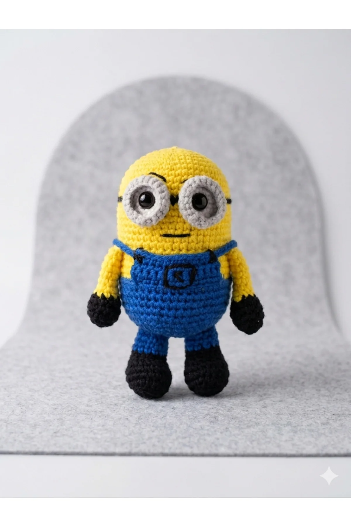 Amigurumi Minion Örgü Oyuncak 13x9cm