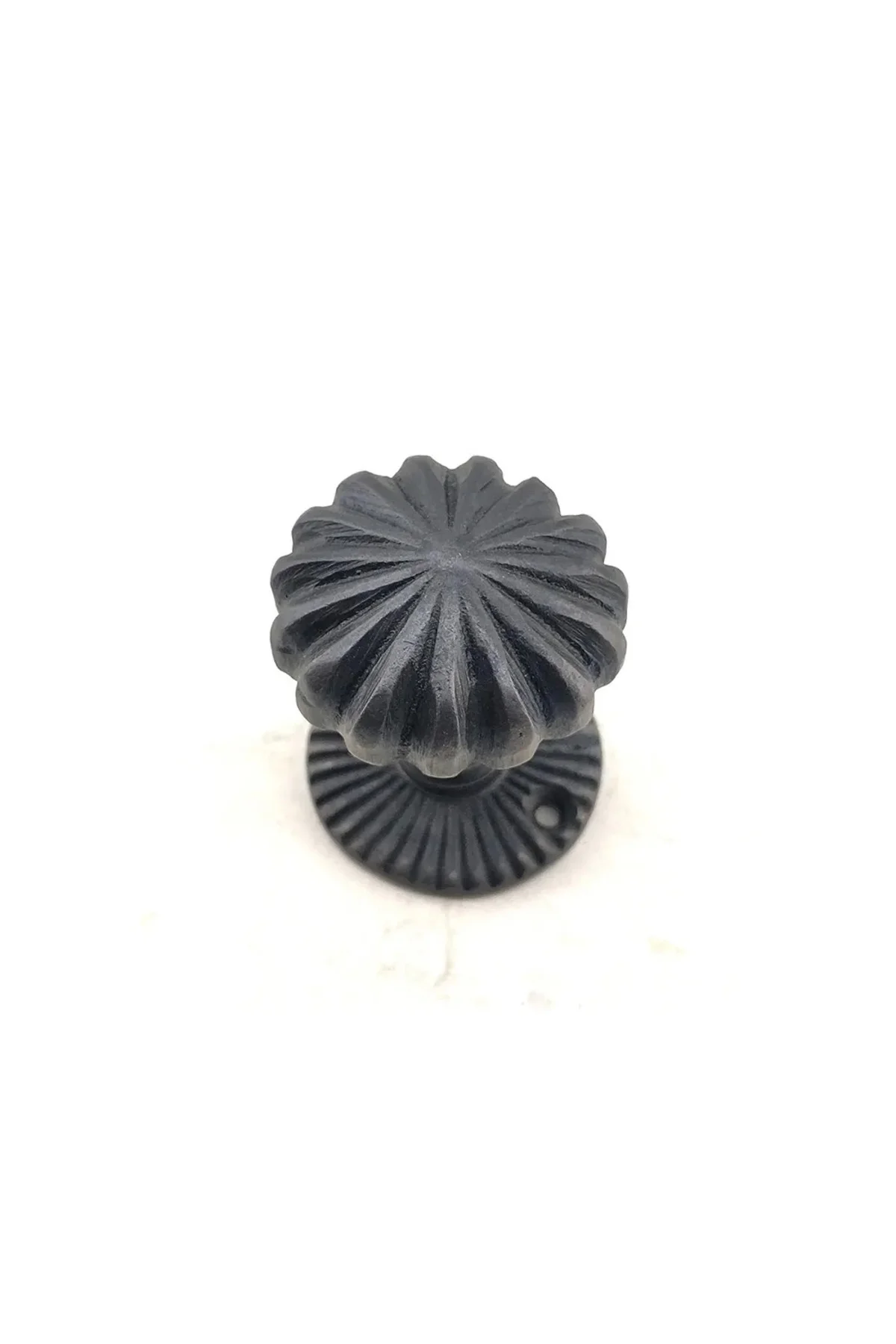 Antika Tarz Dekoratif Pirinç Açarlı Kapı Babası - 50mm, Oksit