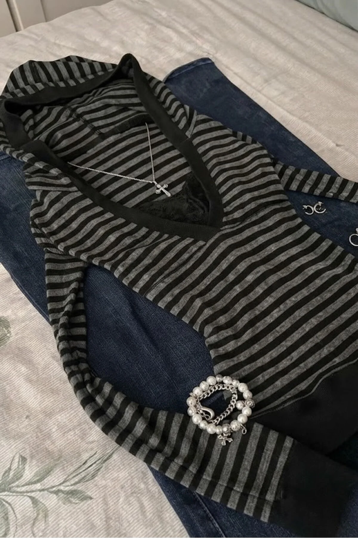 Antrasit Siyah Çizgili Kapüşonlu Gotik Y2K Uzun Kollu Crop Antrasit Siyah Çizgili Kapüşonlu Gotik Y2K Uzun Kollu Crop - Görsel 2
