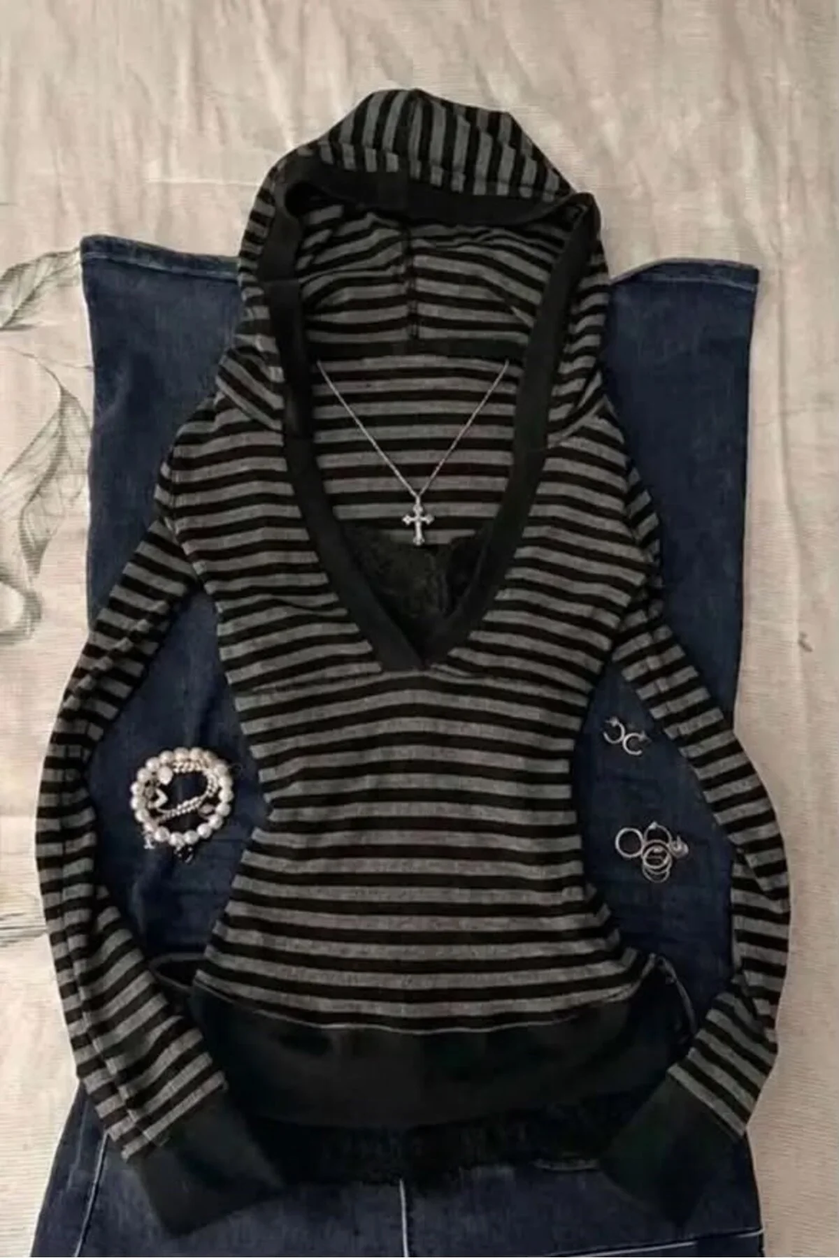Antrasit Siyah Çizgili Kapüşonlu Gotik Y2K Uzun Kollu Crop Antrasit Siyah Çizgili Kapüşonlu Gotik Y2K Uzun Kollu Crop