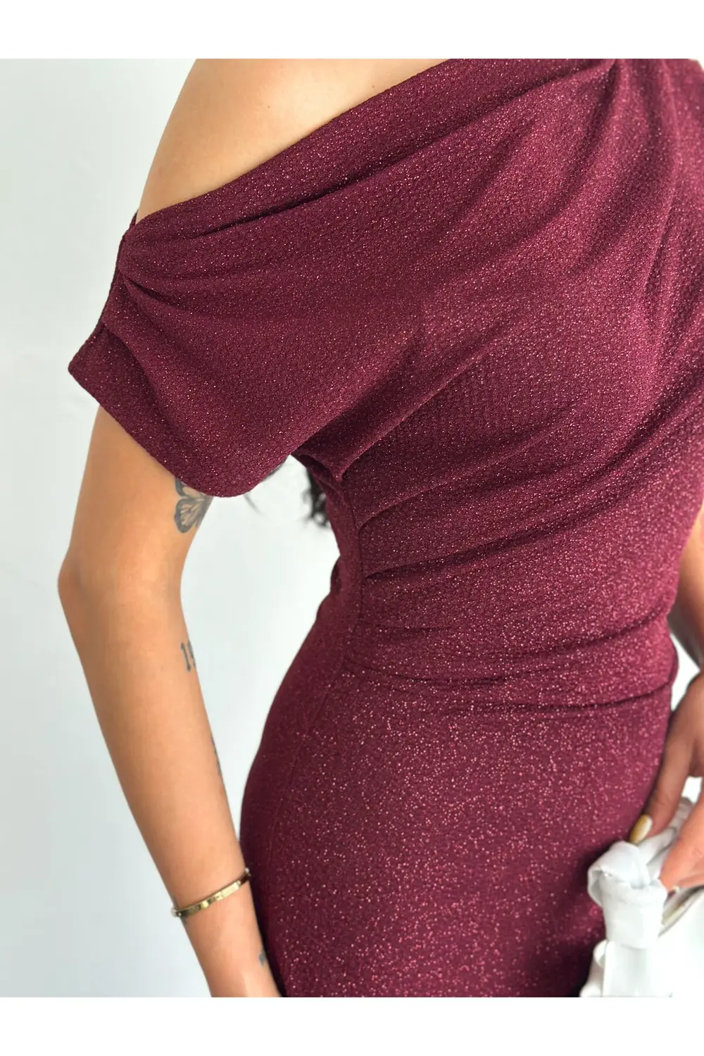 Fiolin Anvelop Asimetrik Omuz Bordo Simli Elbise
