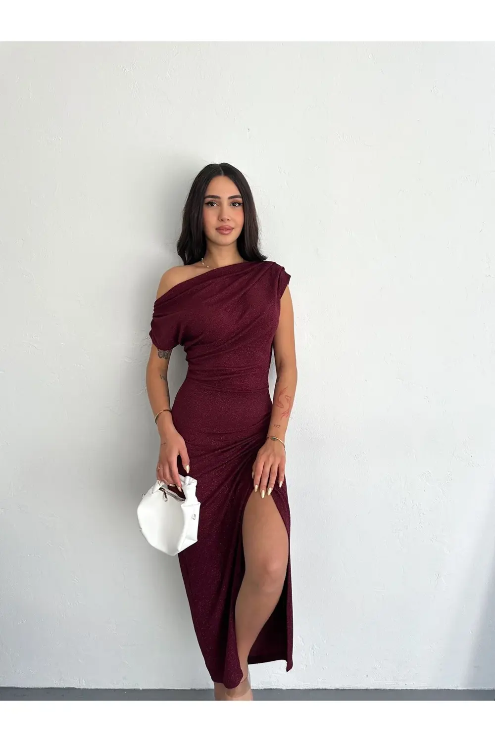 Anvelop Asimetrik Omuz Bordo Simli Elbise