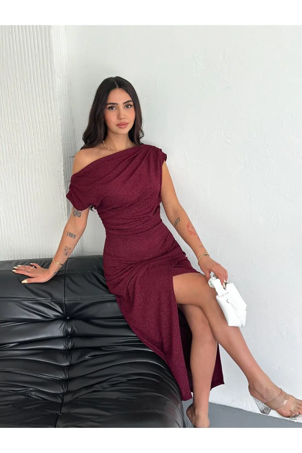 Fiolin Anvelop Asimetrik Omuz Bordo Simli Elbise