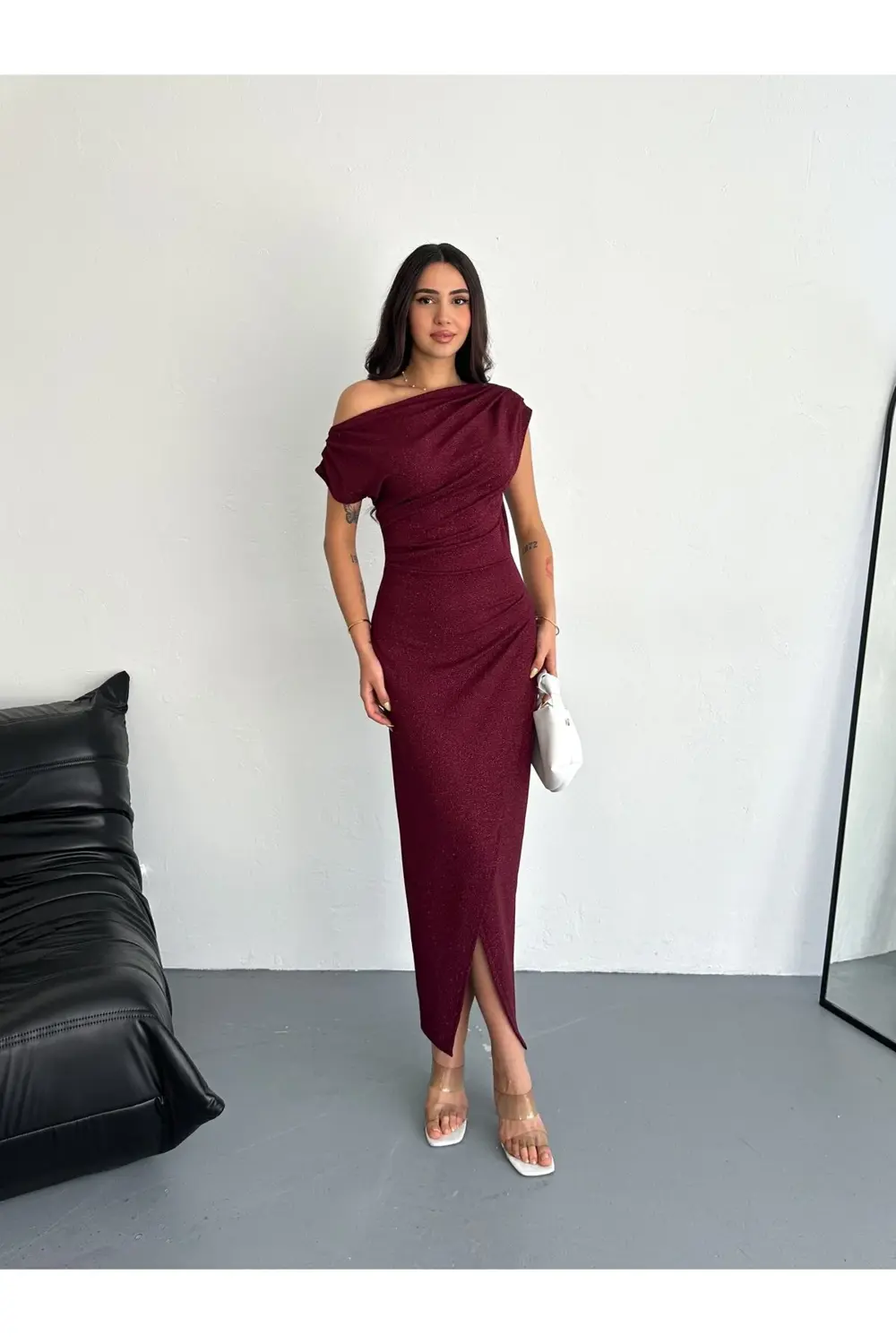 Fiolin Anvelop Asimetrik Omuz Bordo Simli Elbise