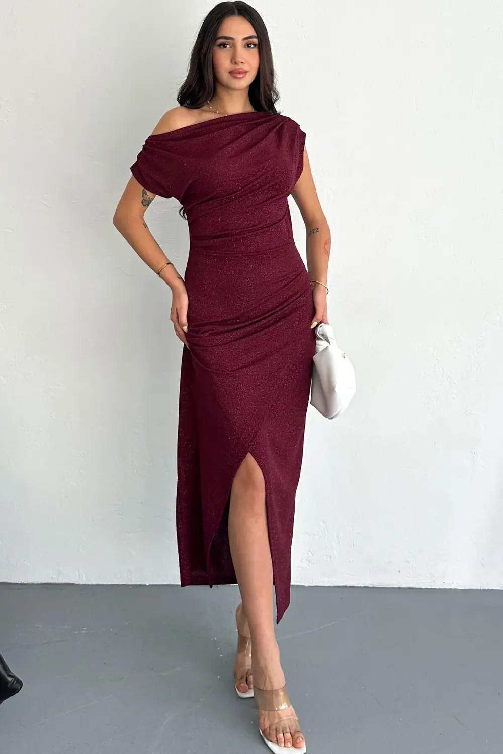 Anvelop Asimetrik Omuz Bordo Simli Elbise