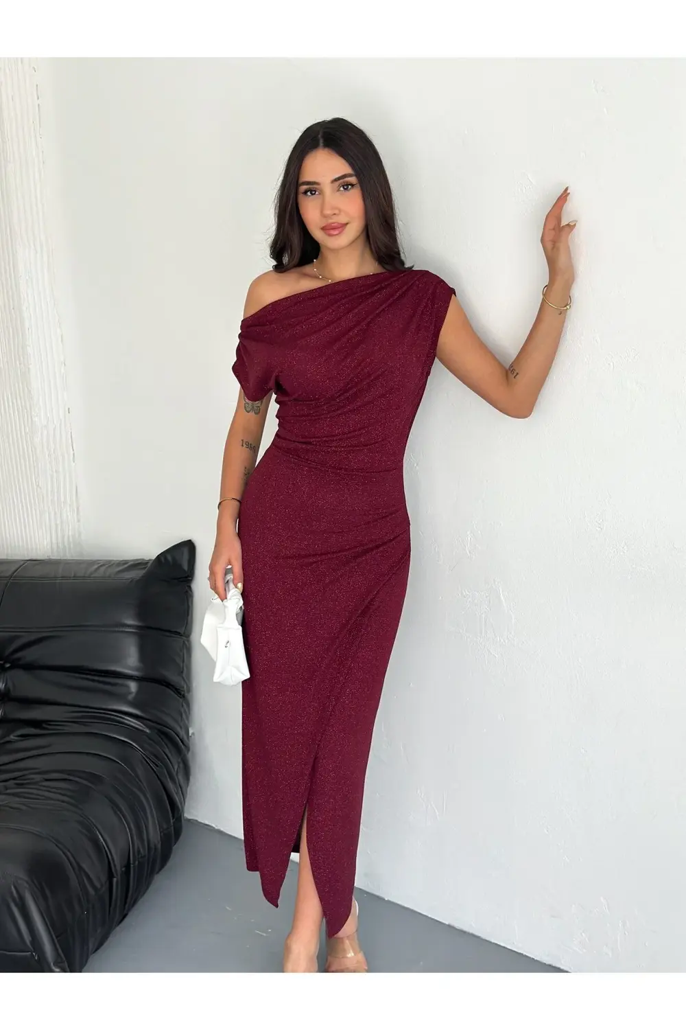 Fiolin Anvelop Asimetrik Omuz Bordo Simli Elbise