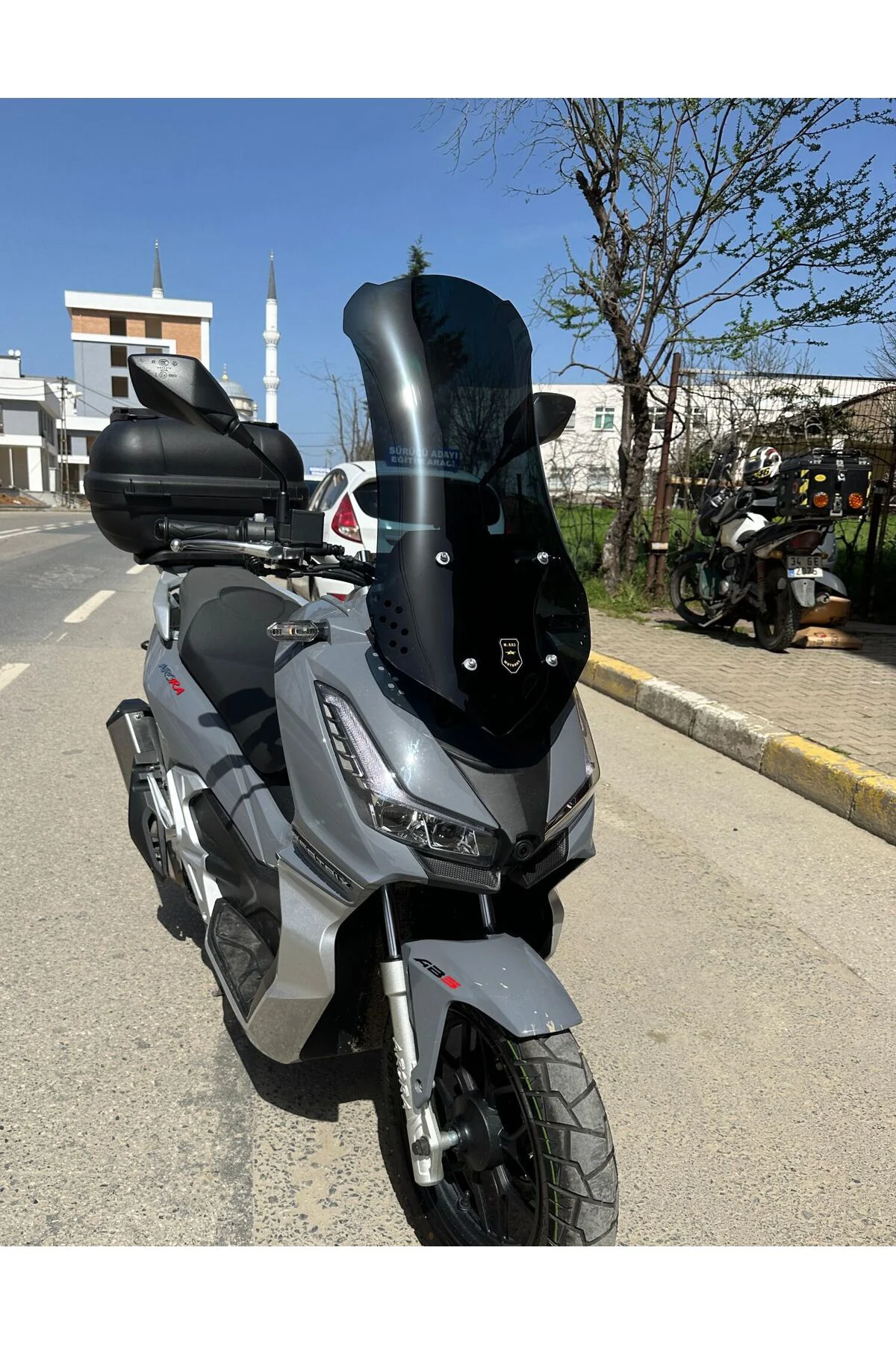 Apache Ventro 150 Ön Cam 2022-2026 Model 65cm Siyah Renkli 4mm OR