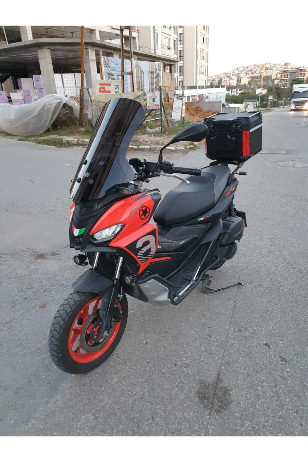 Aprilia SR GT 200 Ön Cam 2021 2024 Model 58cm Siyah Renkli 4mm