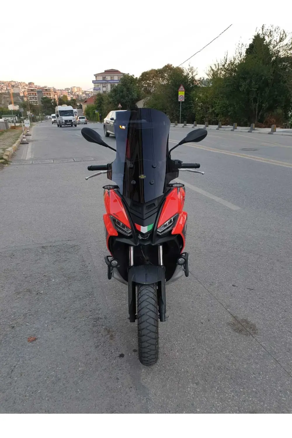 Aprilia SR GT 200 Ön Cam 2021 2024 Model 58cm Siyah Renkli 4mm