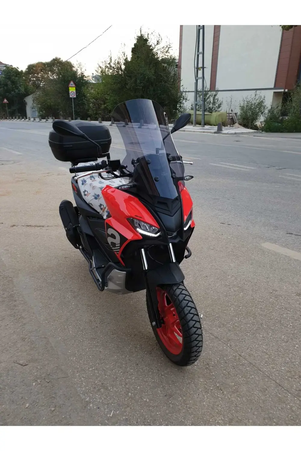 Aprilia SR GT 200 Ön Cam 2021 2024 Uyumlu Model 58cm Açıkfüme Ren