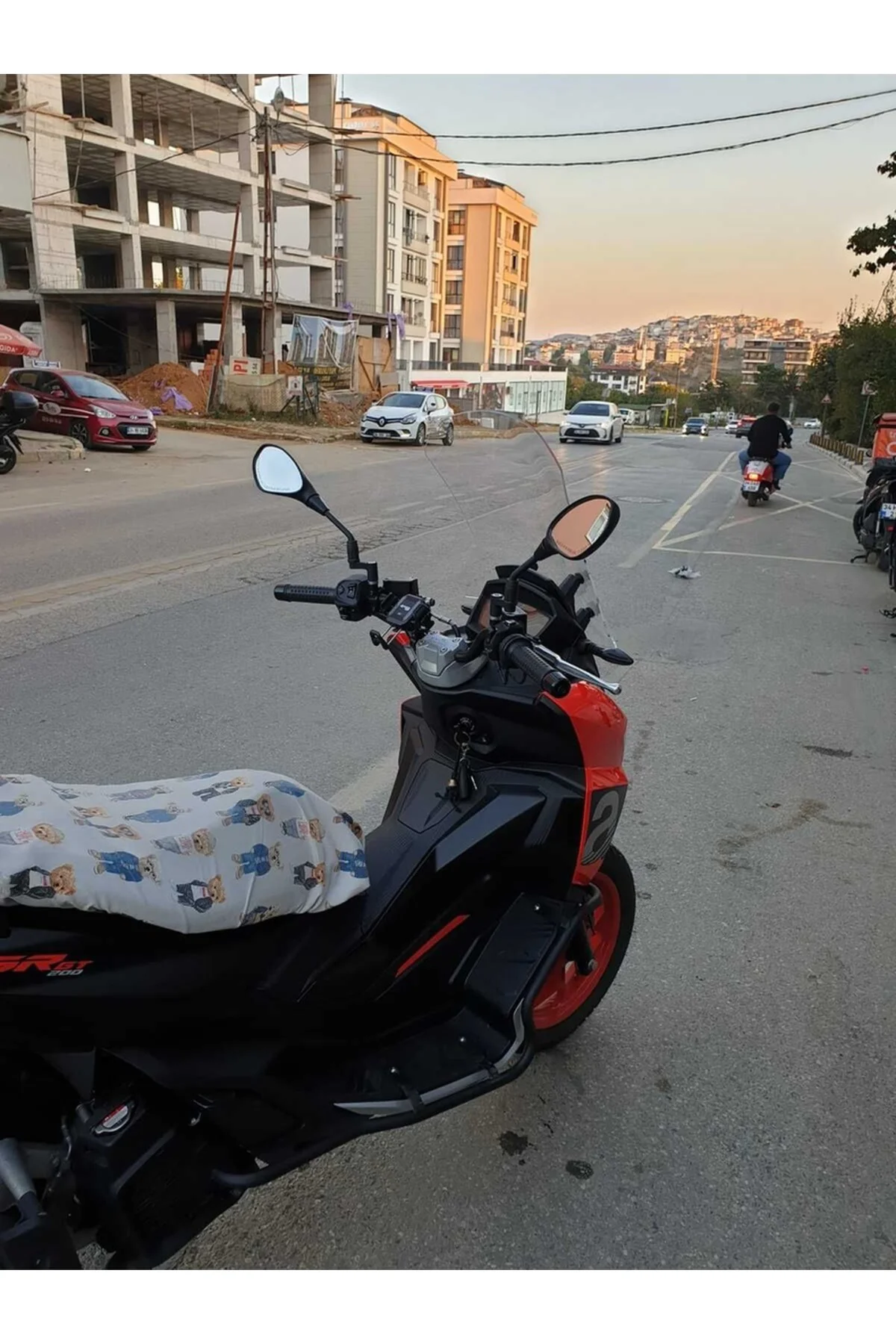 Aprilia SR GT 200 Ön Cam 2021-2025 Model 58cm Şeffaf Renkli 4mm Aprilia SR GT 200 Ön Cam 2021-2025 Model 58cm Şeffaf Renkli 4mm