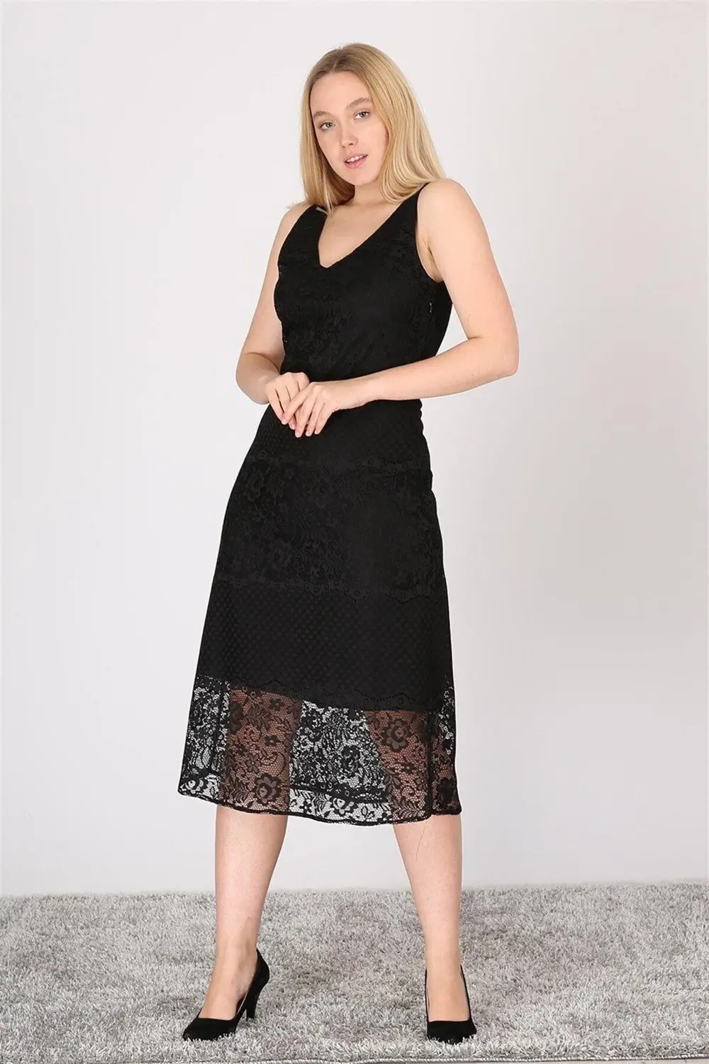 Apsen Kadın Siyah Dantel Detaylı Sıfır Kol V Yaka Midi Boy Elbise